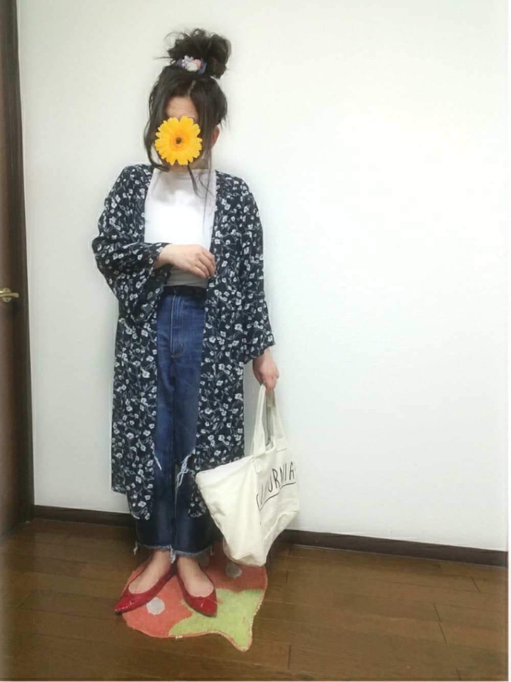 ブラック系のワンピース、レッド系のバレエシューズ、ホワイト系のトートバッグを着用したレディースの春コーディネートの1枚目の写真