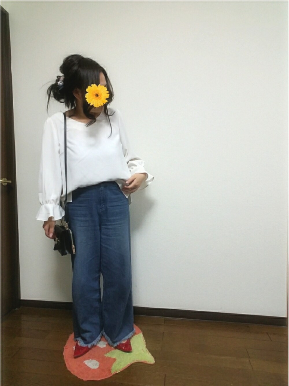 ホワイト系のシャツ/ブラウス、ブルー系のデニムパンツ、レッド系のバレエシューズを着用したレディースの春コーディネートの1枚目の写真