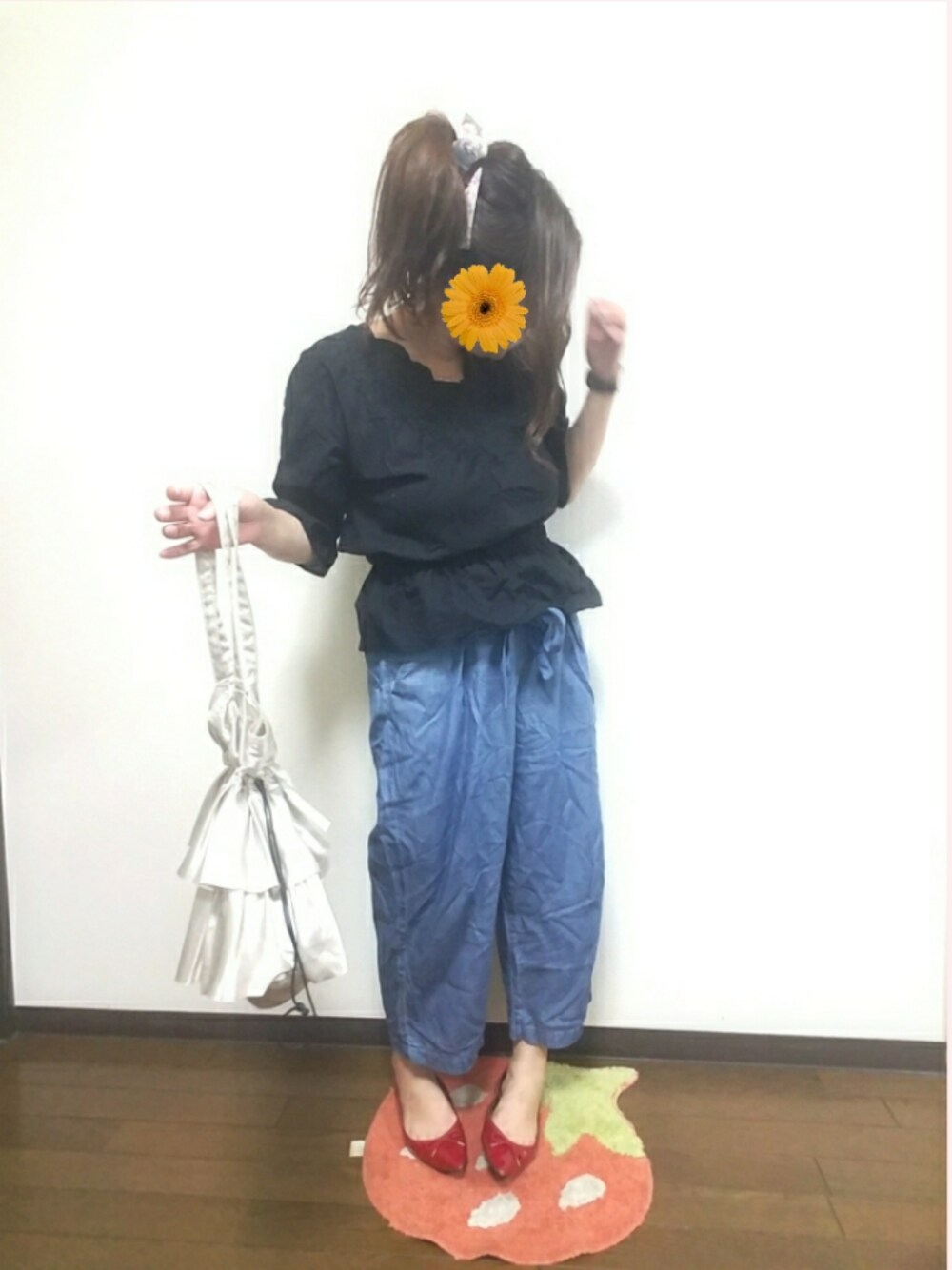 ブラック系のシャツ/ブラウス、ベージュ系のトートバッグ、レッド系のバレエシューズを着用したレディースの春コーディネートの1枚目の写真