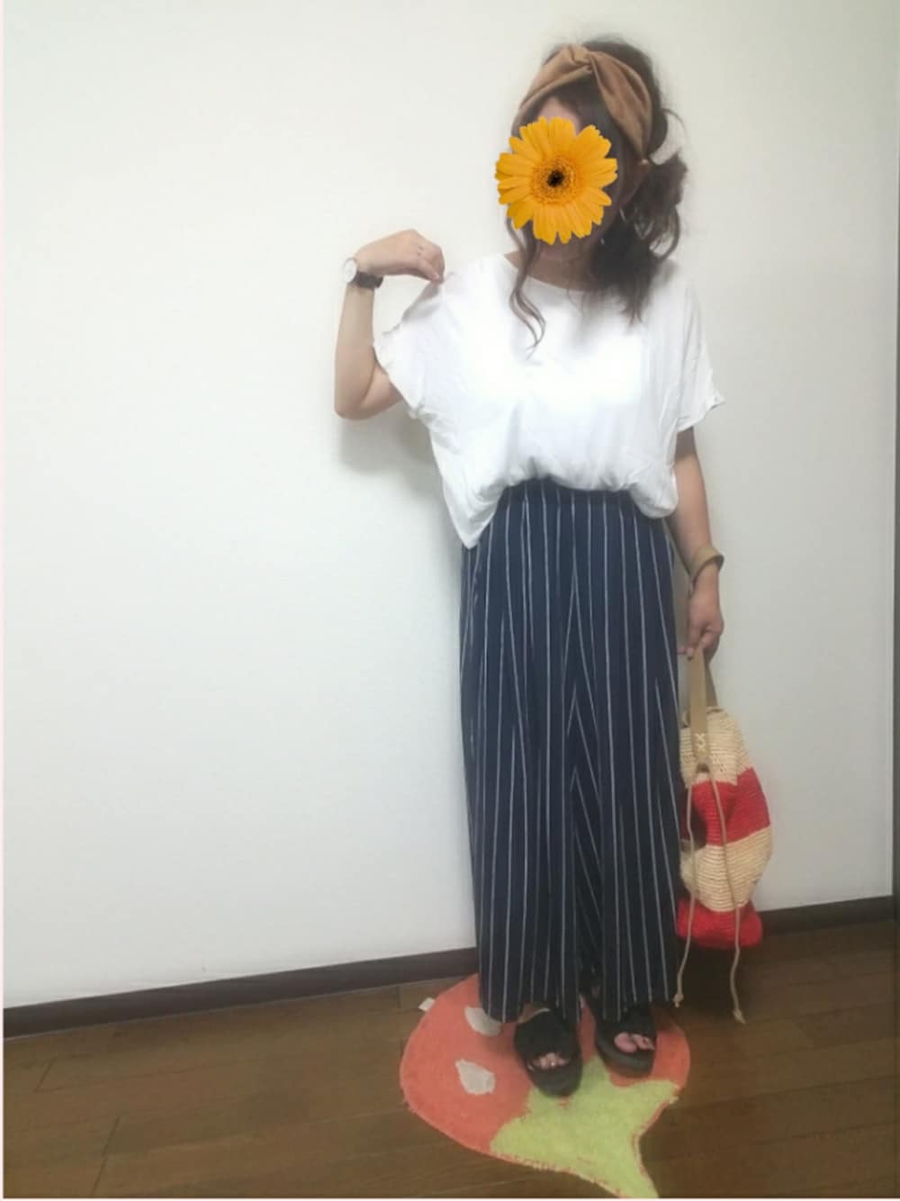 ホワイト系のTシャツ/カットソー、ブルー系のその他パンツ、ブラック系のサンダルを着用したレディースの夏コーディネートの1枚目の写真