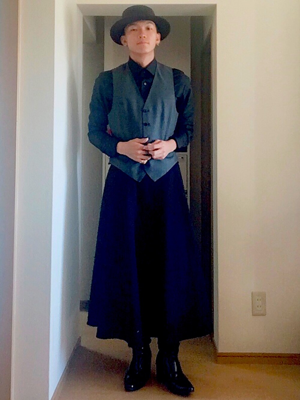 ブラック系のブーツを着用したメンズの夏コーディネートの1枚目の写真