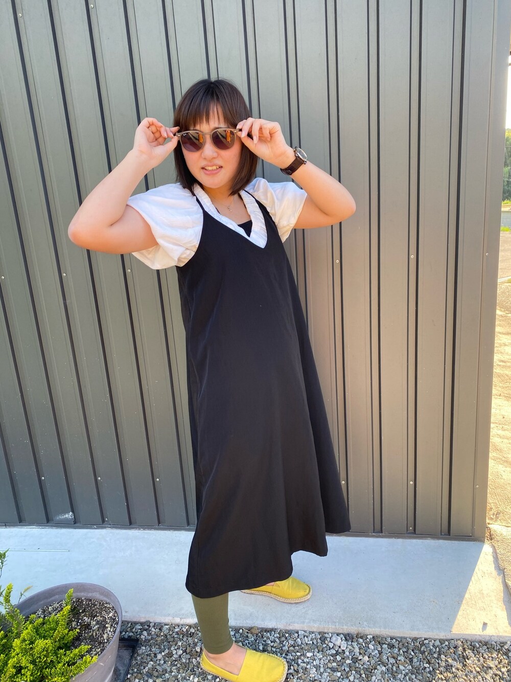 ブラック系のワンピース、ホワイト系のシャツ/ブラウス、イエロー系のその他シューズを着用したレディースの秋コーディネートの1枚目の写真