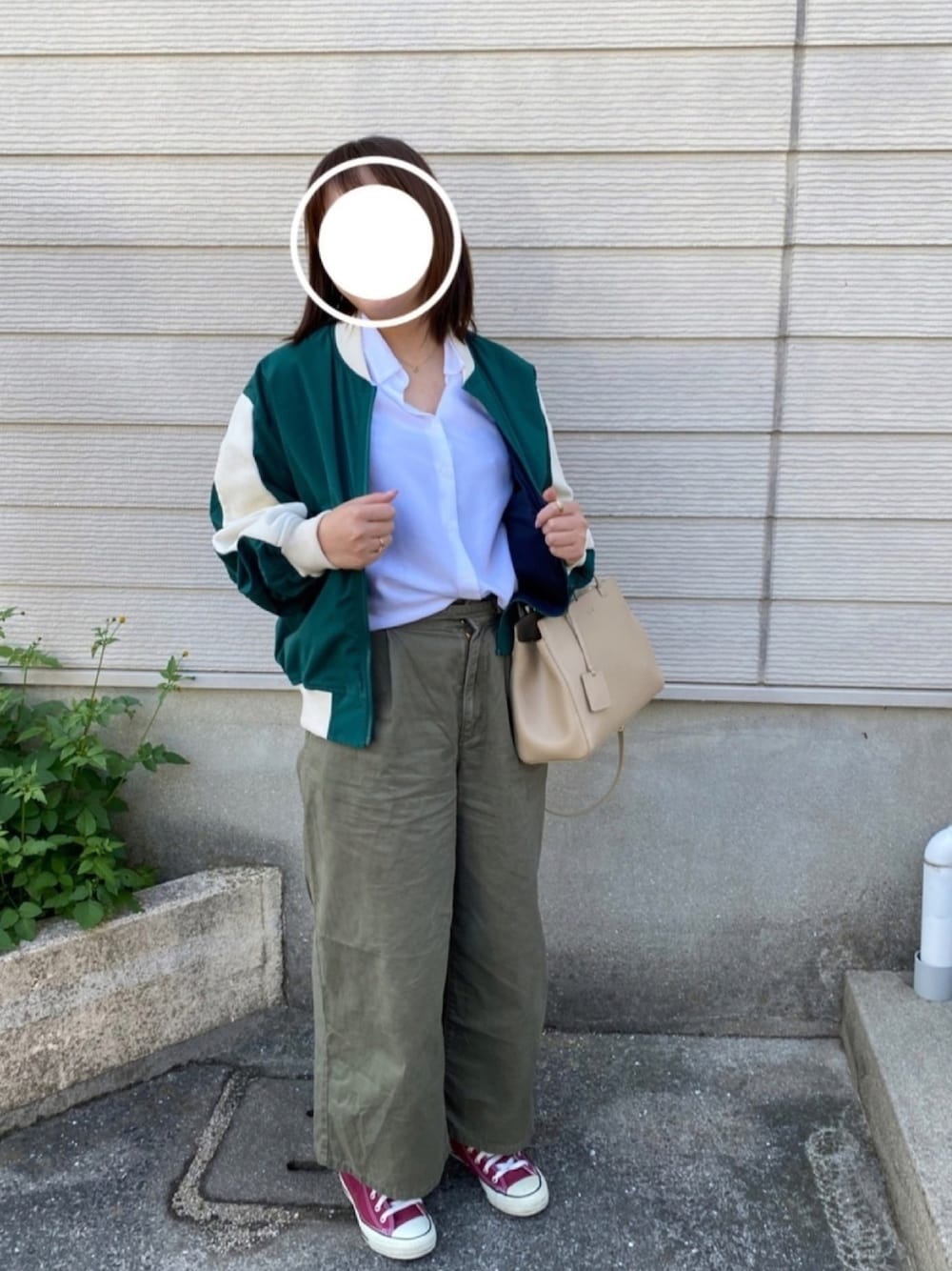 「シンプルコーデ、ワントーンコーデ、レーヨンシャツ、MA-1、ブルゾン、カーキパンツ、ワイドパンツ、コンバース、スニーカー、ハイカットスニーカー」｜「UNIQLOのレーヨンエアリーブラウス（長袖）（シャツ/ブラウス、ホワイト系）」を使った、ひまわり꒡̈⃝さん（レディース・161cm）の秋コーディネートの1枚目の写真