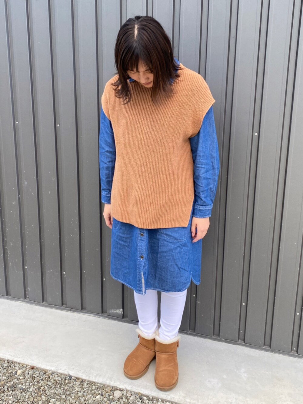 「秋冬コーデ、レイヤードスタイル、デニムシャツ、デニムシャツワンピース、ニットベスト、白パンツ、スキニーデニム、白スキニー、ムートンブーツ、ブーツ」｜「UNIQLOのアイテム（ベスト、ブラウン系）」を使った、ひまわり꒡̈⃝さん（レディース・161cm）の秋コーディネートの1枚目の写真