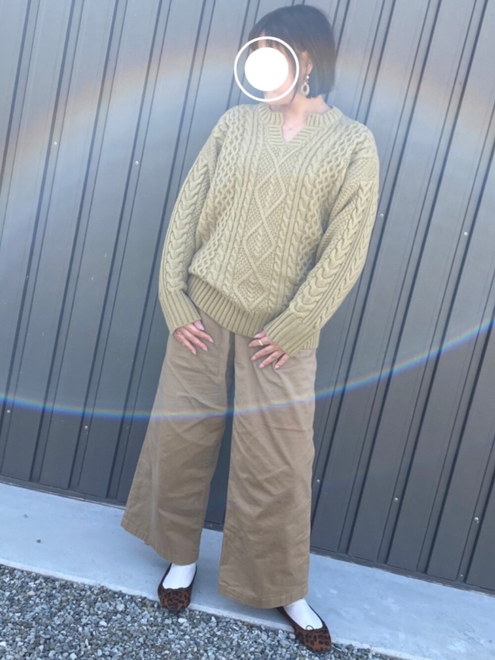 「ケーブルニット、ピスタチオ、キーネック、チノパン、ワイドパンツ、ベージュパンツ、レオパード、バレエシューズ、白ソックス」｜「AMERICAN HOLICのキーネックケーブルニットプルオーバー　＊●（ニット/セーター、イエロー系）」を使った、ひまわり꒡̈⃝さん（レディース・161cm）の冬コーディネートの1枚目の写真