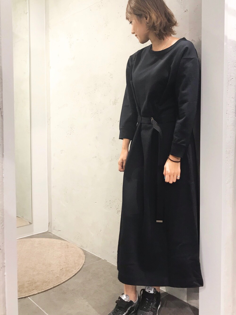 「ワンピース、ワンピース×スニーカー、B2nd、ブラック」｜「Munichのアイテム（ワンピース、ブラック系）」を使った、mnmさん（レディース・157cm）の秋コーディネートの1枚目の写真