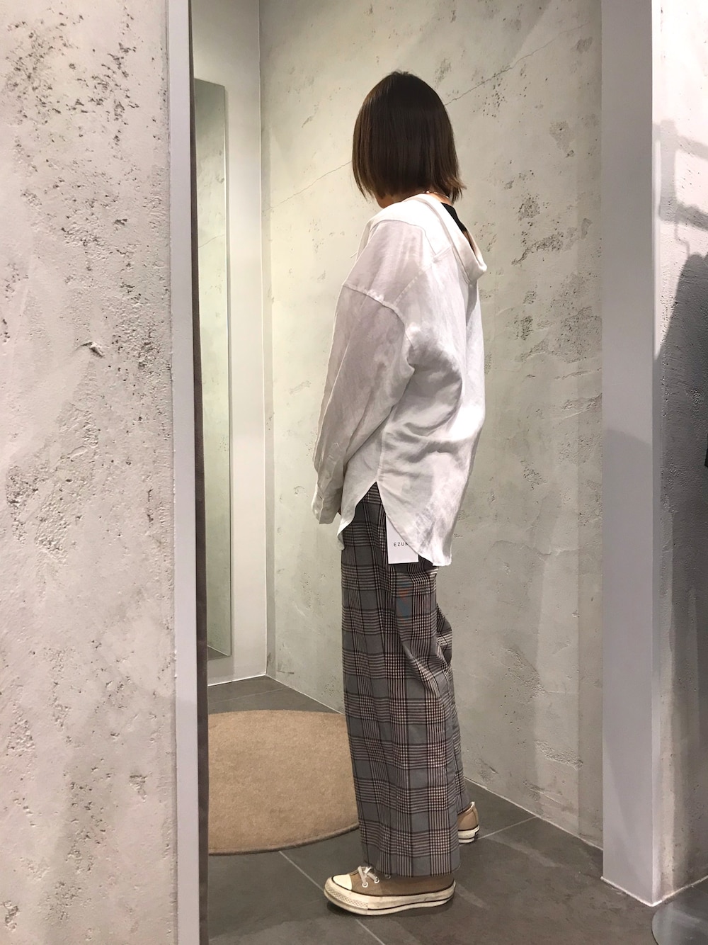 「B2nd、オトナカジュアル、シンプル、ラフ」｜「Yasutoshi Ezumiのアイテム（シャツ/ブラウス、ホワイト系）」を使った、mnmさん（レディース・157cm）の冬コーディネートの1枚目の写真