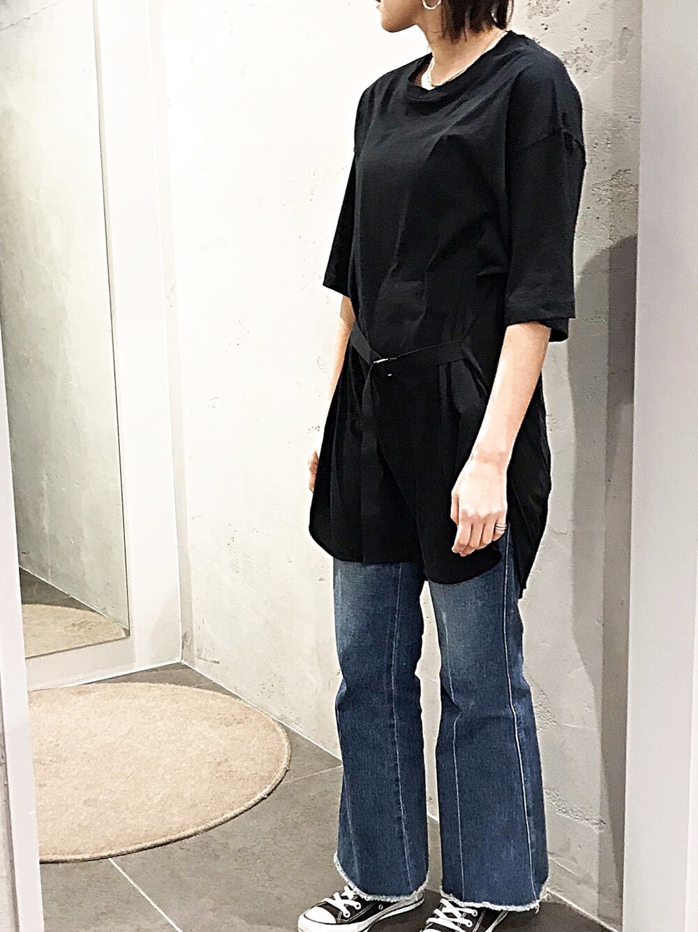 ブラック系のTシャツ/カットソーを着用したレディースの春コーディネートの1枚目の写真