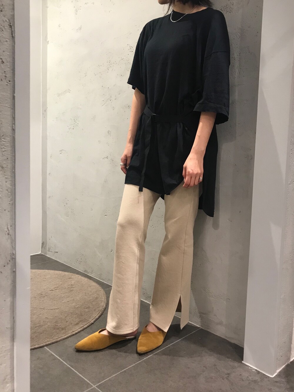 ベージュ系のスウェットパンツ、ブラック系のTシャツ/カットソーを着用したレディースの春コーディネートの1枚目の写真