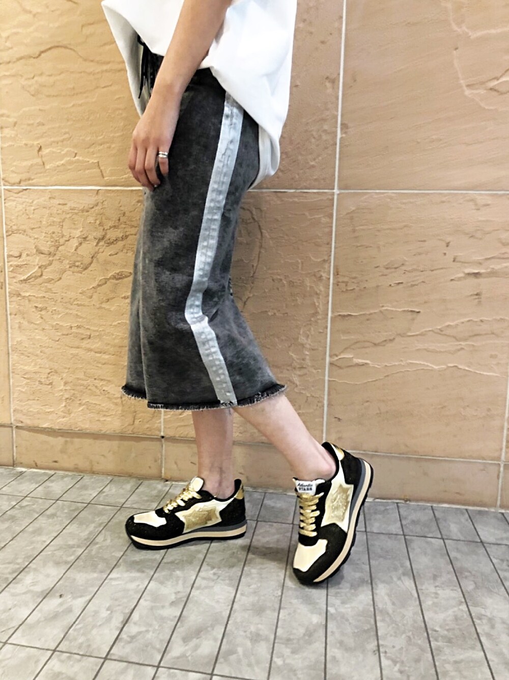 「カジュアル、スニーカー、outfit、ラインスカート、モノトーン」｜「surtのSURT（サート）ﾒﾀﾘｯｸﾗｲﾝSKT/ｽｶｰﾄ（スカート、ブラック系）」を使った、mnmさん（レディース・157cm）の夏コーディネートの1枚目の写真