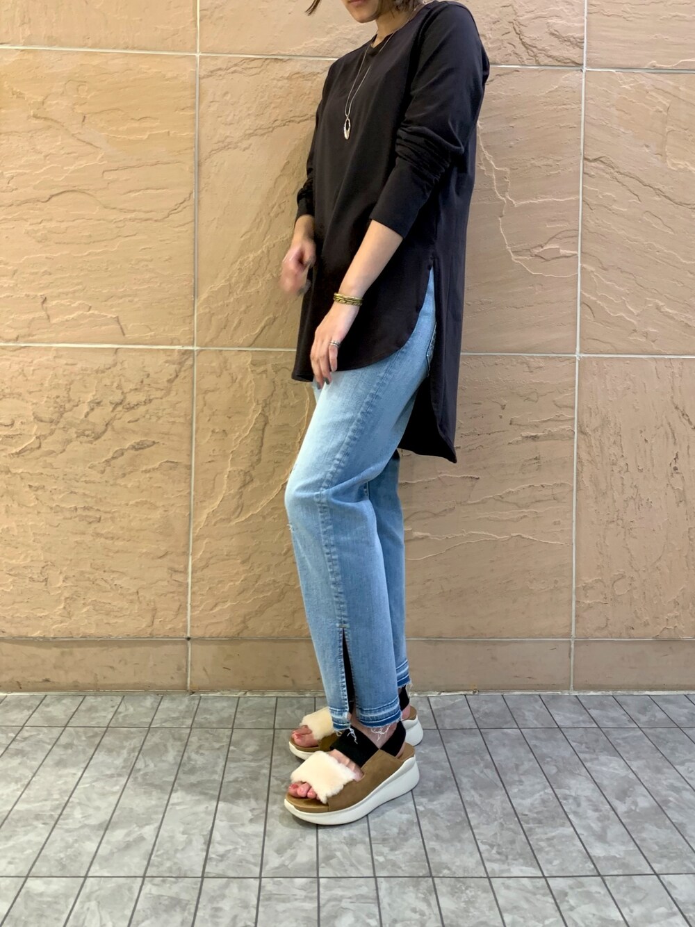 「デニム、シンプル、休日スタイル、春夏コーデ、カジュアルコーデ、ラクチンコーデ、ファッションの力を信じよう」｜「DROIT BELLOのDROIT BELLO（ドロイトベロ）裾ラウンドロンT（Tシャツ/カットソー、グレー系）」を使った、mnmさん（レディース・157cm）の夏コーディネートの1枚目の写真