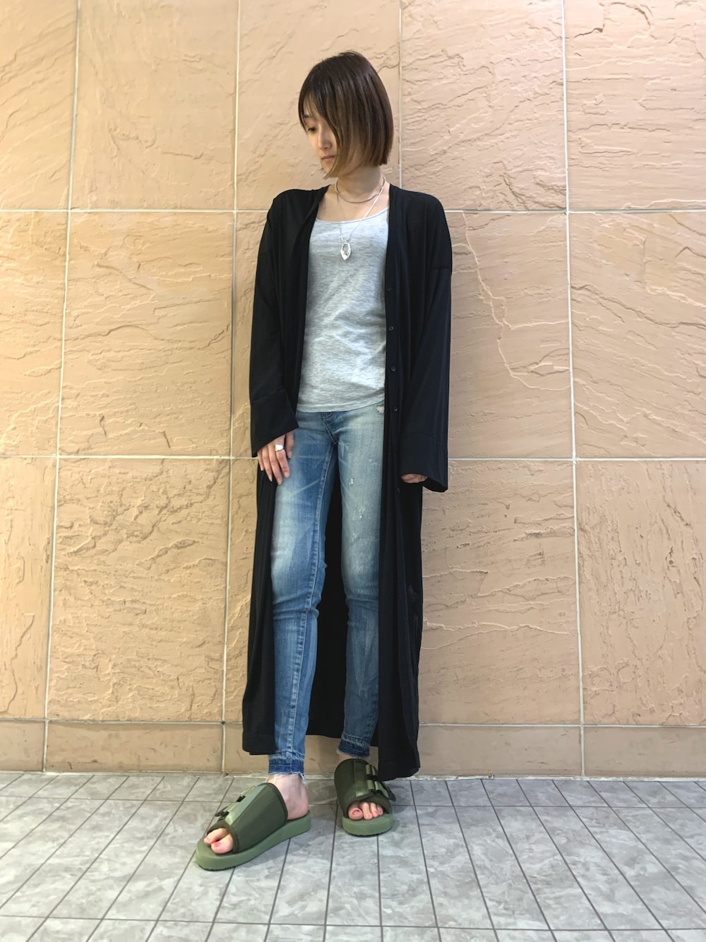「カジュアル、シンプル、夏、休日スタイル、ラフ、大人コーデ、オトナカジュアル、ファッションの力を信じよう」｜「ATONのATON（エイトン）LONG CARDIGAN/ロングカーディガン（カーディガン/ボレロ、ブラック系）」を使った、mnmさん（レディース・157cm）の夏コーディネートの1枚目の写真