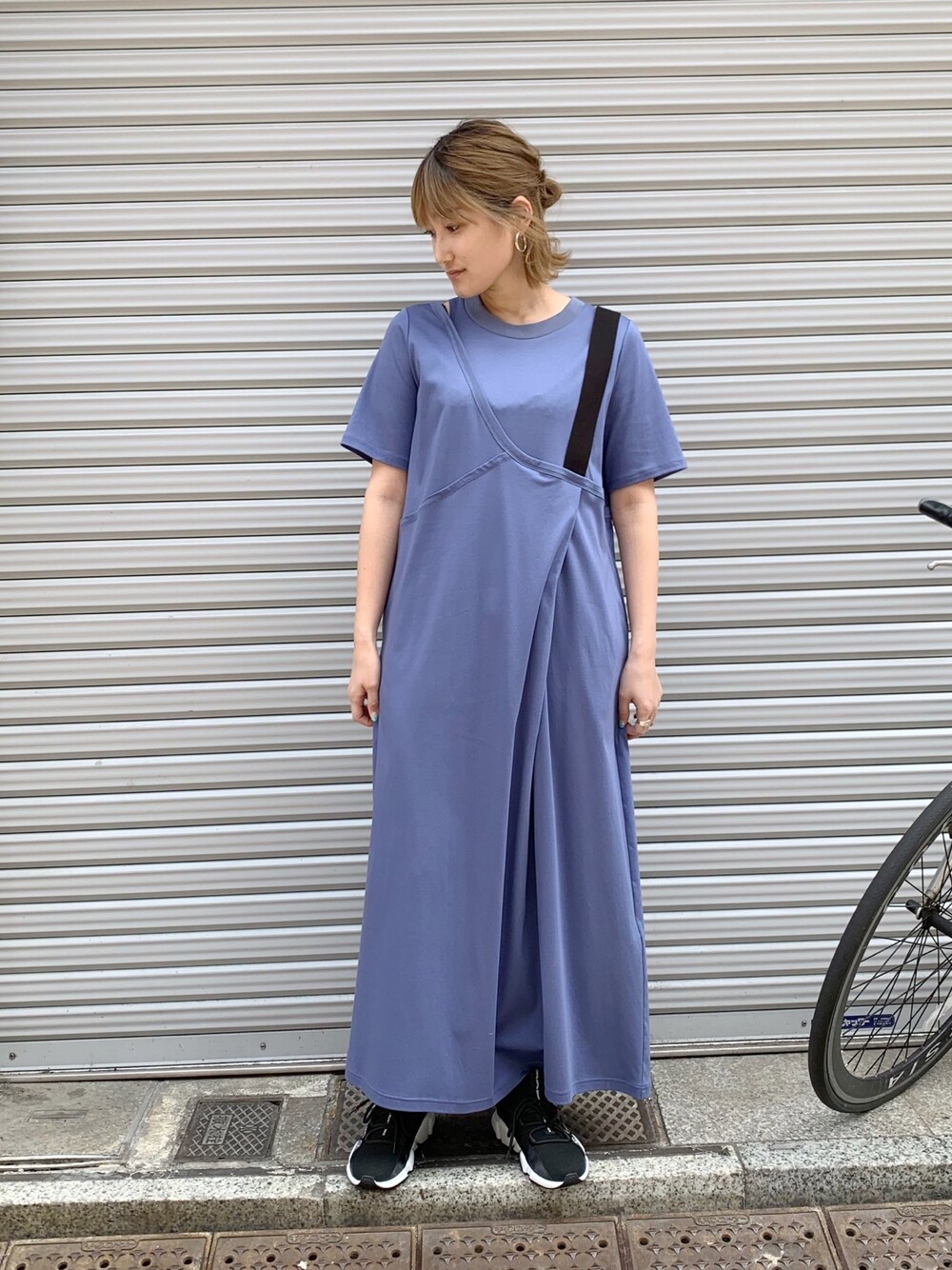 「休日コーデ、ロングワンピース、ラフ、シンプル、大人カジュアル、ファッションの力を信じよう」｜「MARECHAL TERREのMARECHAL TERRE（マルシャルテル）レイヤードスタイルワンピース（ワンピース、ブルー系）」を使った、mnmさん（レディース・157cm）の春コーディネートの1枚目の写真
