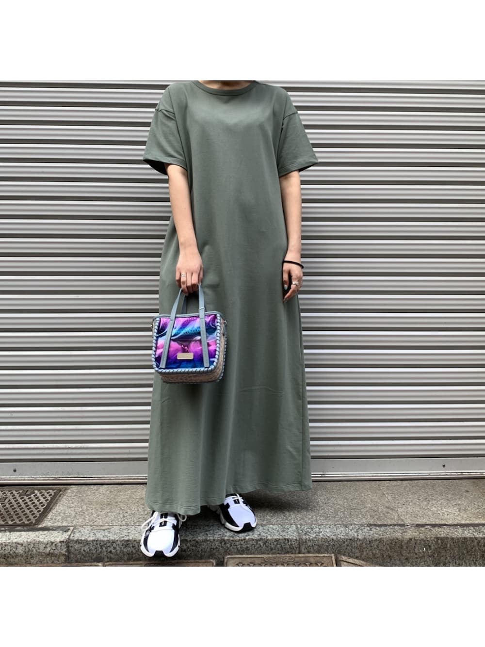「ワンピース、大人カジュアル、春夏コーデ、シンプルスタイル、ファッションの力を信じよう」｜「MAISON MAVERICK PRESENTSのMAISON MAVERICK PRESENTS（メゾン・マベリック・プレゼンツ）シューレースダッドスニーカー（スニーカー、ホワイト系）」を使った、mnmさん（レディース・157cm）の春コーディネートの1枚目の写真