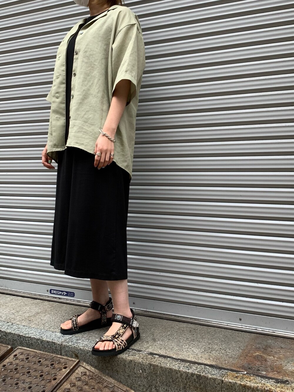 「シンプル、サンダル、夏コーデ、ファッションの力を信じよう」｜「ASHのASH（アッシュ）UGO / サンダル（サンダル、ブラック系）」を使った、mnmさん（レディース・157cm）の春コーディネートの1枚目の写真