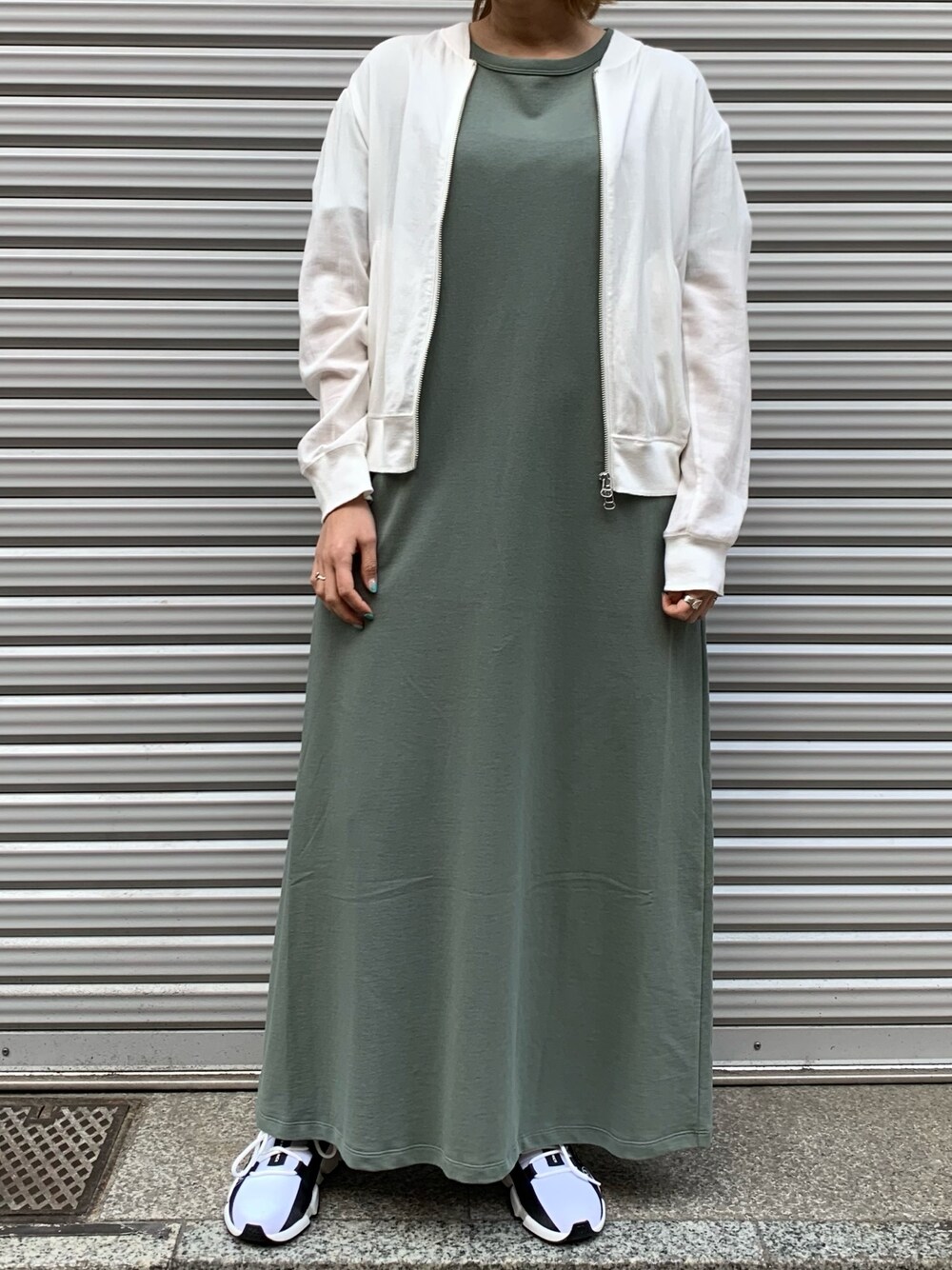 「ワンピース、夏、ラクチンコーデ、ファッションの力を信じよう」｜「DROIT BELLOのDROIT BELLO（ドロイトベロ）ライトジップブルゾン（ブルゾン、ホワイト系）」を使った、mnmさん（レディース・157cm）の春コーディネートの1枚目の写真