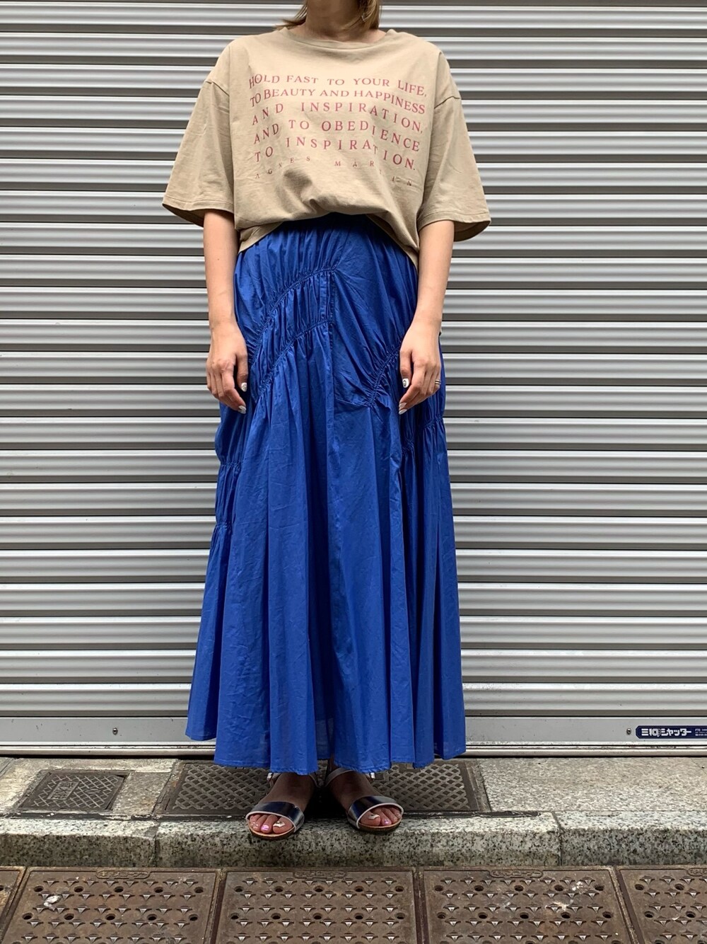 「大人カジュアル、スカート、カジュアルコーデ、ファッションの力を信じよう」｜「DROIT BELLOのDROIT BELLO（ドロイトベロ）　ギャザースカート（スカート、ブルー系）」を使った、mnmさん（レディース・157cm）の夏コーディネートの1枚目の写真