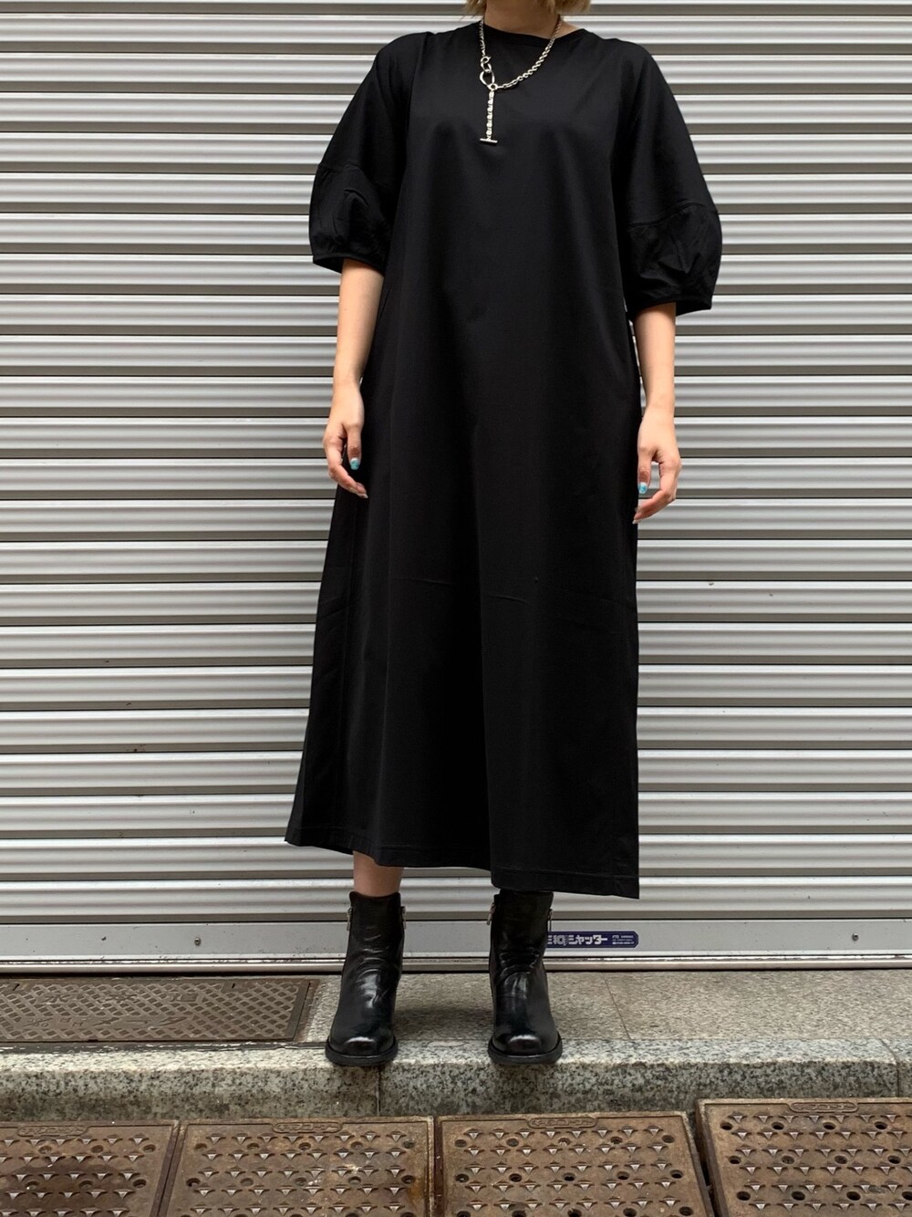 「シンプル、きれいめカジュアル、ワンピース、ファッションの力を信じよう」｜「DROIT BELLOのDROIT BELLO（ドロイトベロ）ボリュームスリーブワンピース（ワンピース、ブラック系）」を使った、mnmさん（レディース・157cm）の秋コーディネートの1枚目の写真