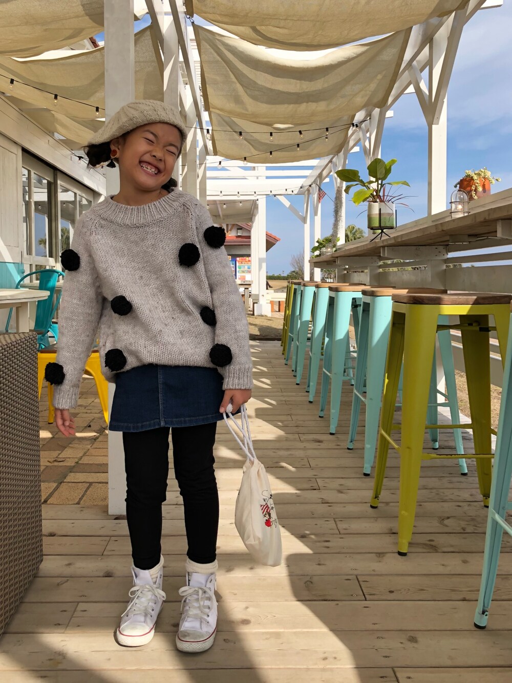 「デニム、ザラキッズ、ザラジョ、ニット×デニム、キッズコーデ、7歳、一年生」｜「CONVERSEの【CONVERSE】オールスターハイカットスニーカー （スニーカー、ホワイト系）」を使った、Kuruminさん（キッズ・128cm）の冬コーディネートの1枚目の写真