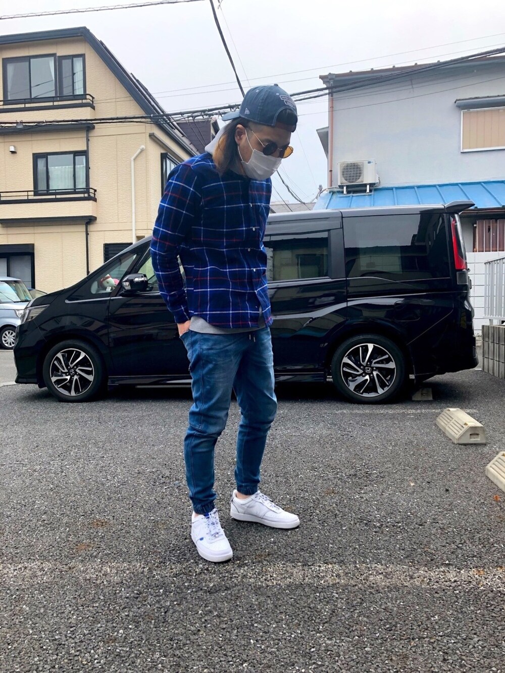 「白スニーカー、カジュアルコーデ、キャップ、ブルー、ストリート、お洒落さんとつながりたい、サングラス、コメント イイね 待ってまーす！、フォローミー」｜「BAYFLOWのデニムジョガーパンツ 20SS（その他パンツ、ブルー系）」を使った、yaさん（メンズ・173cm）の冬コーディネートの1枚目の写真