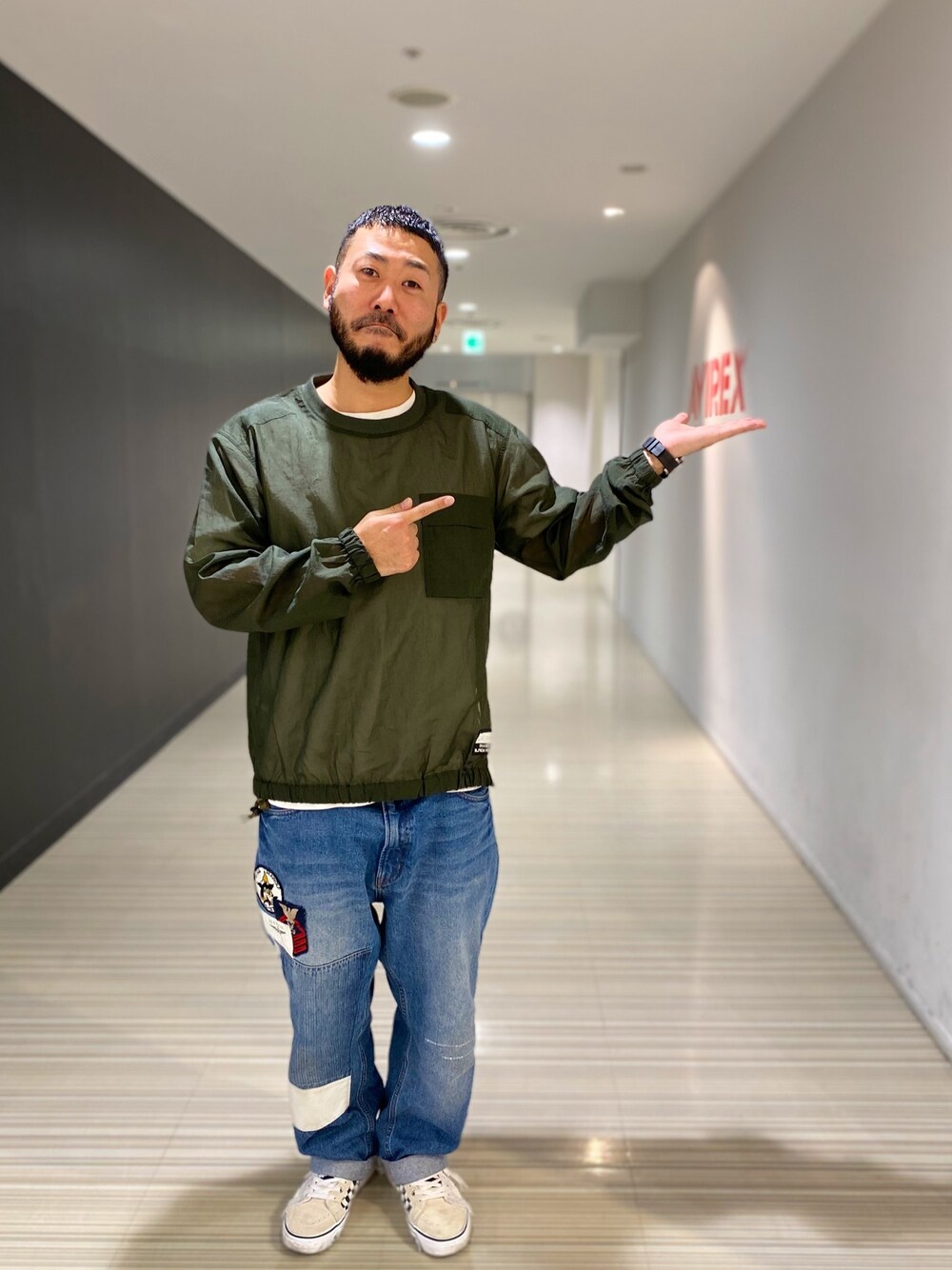 「デニム、アメカジ、AVIREX、スニーカーコーデ、休日スタイル、ワイドパンツ、春コーデ、シースルー、カジュアルコーデ、おしゃれさんと繋がりたい」｜「AVIREXのコマンド プルオーバー/TRANSLUCENT COMMAND PULL OVER（ブルゾン、グリーン系）」を使った、Yoshi Yamaさん（メンズ・174cm）の春コーディネートの1枚目の写真