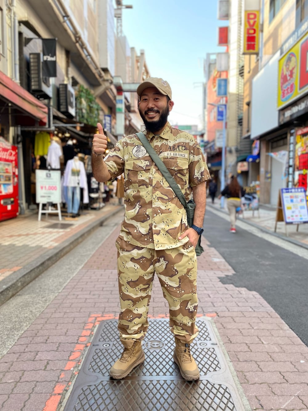 「戦闘服、AVIREX、上野、QUARTER、ミリタリー、カモフラ、半袖シャツ、イージーパンツ、キャップ、ワークキャップ」｜「AVIREXのステンシル パッチド ミリタリー シャツ/STENCIL PATCHED MILITARY SHIRT/アヴィレックス/AVIREX（シャツ/ブラウス、その他）」を使った、Yoshi Yamaさん（メンズ・174cm）の春コーディネートの1枚目の写真