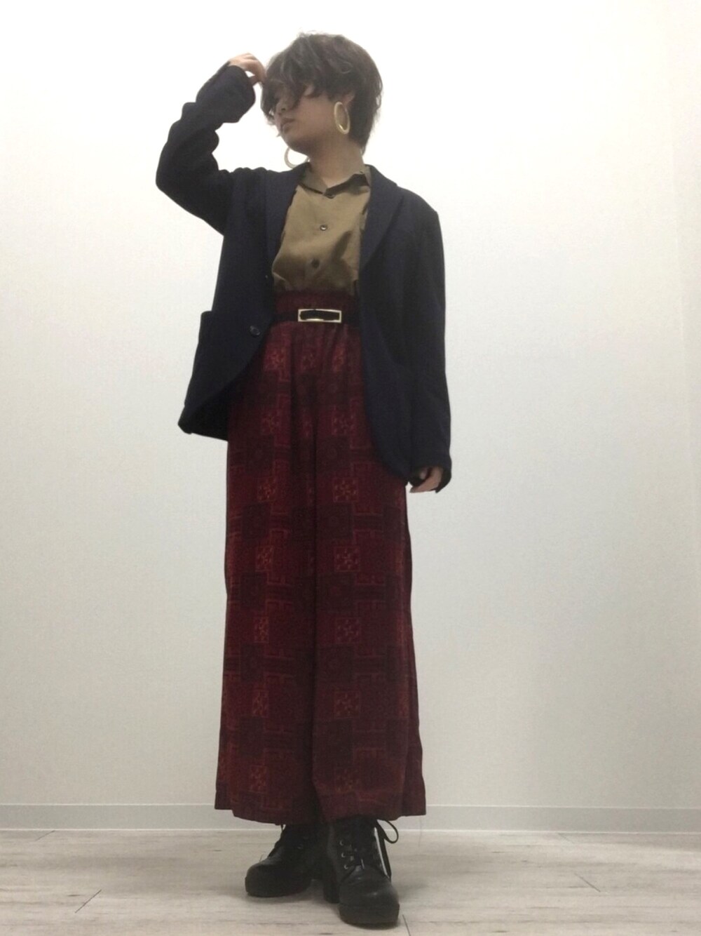 「おしゃれさんと繋がりたい、プチプラ、プチプラコーデ、フープピアス、エスニック、ジャケット、ワイドパンツ、赤、ショートヘア」｜「GLOBAL WORKのサイドスリットワイドパンツ/759054（その他パンツ、レッド系）」を使った、ぽんさん（レディース・155cm）の春コーディネートの1枚目の写真