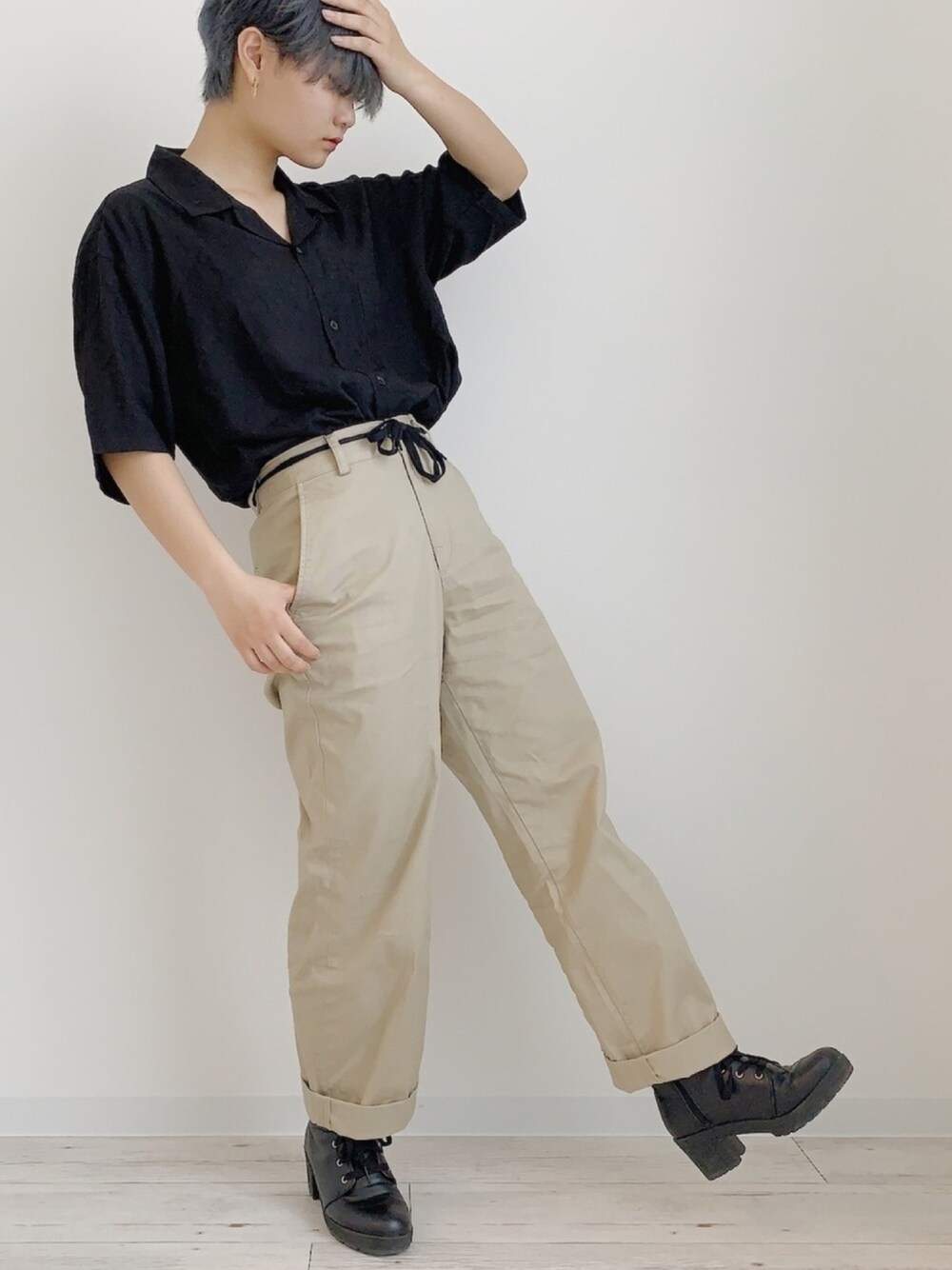 「おしゃれさんと繋がりたい、令和最初のWEARISTAセンバツ、チノパン、オープンカラーシャツ、ショートヘア、ショート女子、韓国ファッション、韓国好きな人と繋がりたい」｜「UNIQLOのアイテム（チノパンツ、ベージュ系）」を使った、ぽんさん（レディース・155cm）の春コーディネートの1枚目の写真