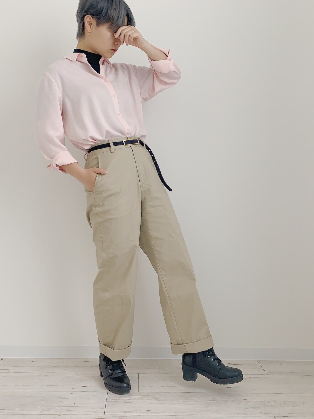 「令和ピンクを纏え、令和最初のWEARISTAセンバツ、おしゃれさんと繋がりたい、ピンクシャツ、チノパン、プチプラコーデ、ショートヘア、ショート女子」｜「UNIQLOのアイテム（チノパンツ、ベージュ系）」を使った、ぽんさん（レディース・155cm）の春コーディネートの1枚目の写真