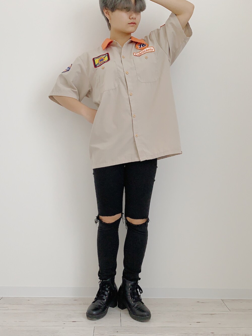 「おしゃれさんと繋がりたい、令和最初のWEARISTAセンバツ、古着MIX、古着、used、ダメージスキニー、ショートヘア、ショート女子、韓国ファッション、韓国好きな人と繋がりたい」｜「UNIQLOのウルトラストレッチジーンズ（デニムパンツ、ブラック系）」を使った、ぽんさん（レディース・155cm）の春コーディネートの1枚目の写真