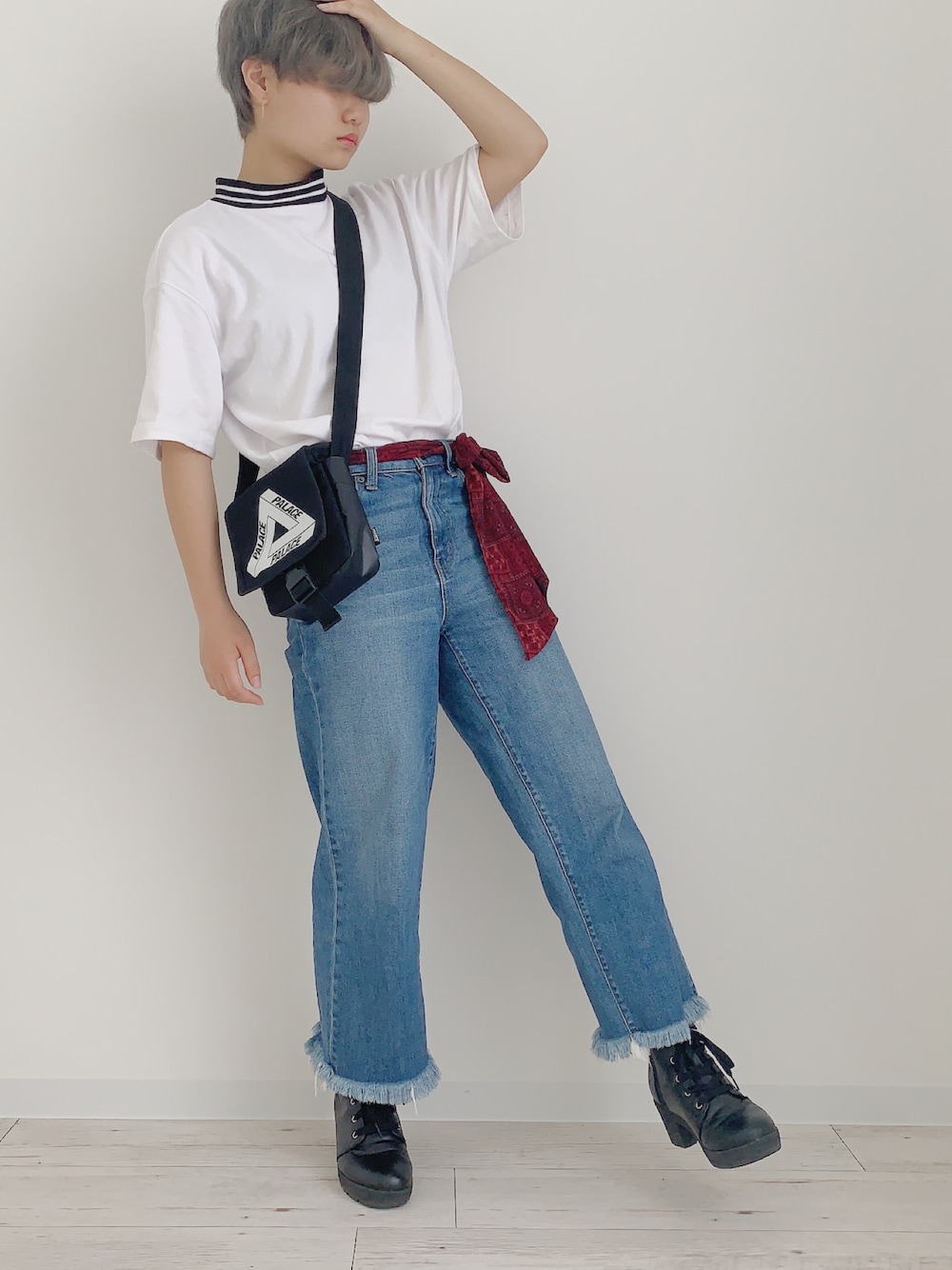 「おしゃれさんと繋がりたい、令和最初のWEARISTAセンバツ、スカーフベルト、ショートヘア、ショート女子、グレー、韓国ファッション、韓国好きな人と繋がりたい」｜「UNIQLOのアイテム（デニムパンツ、ブルー系）」を使った、ぽんさん（レディース・155cm）の春コーディネートの1枚目の写真