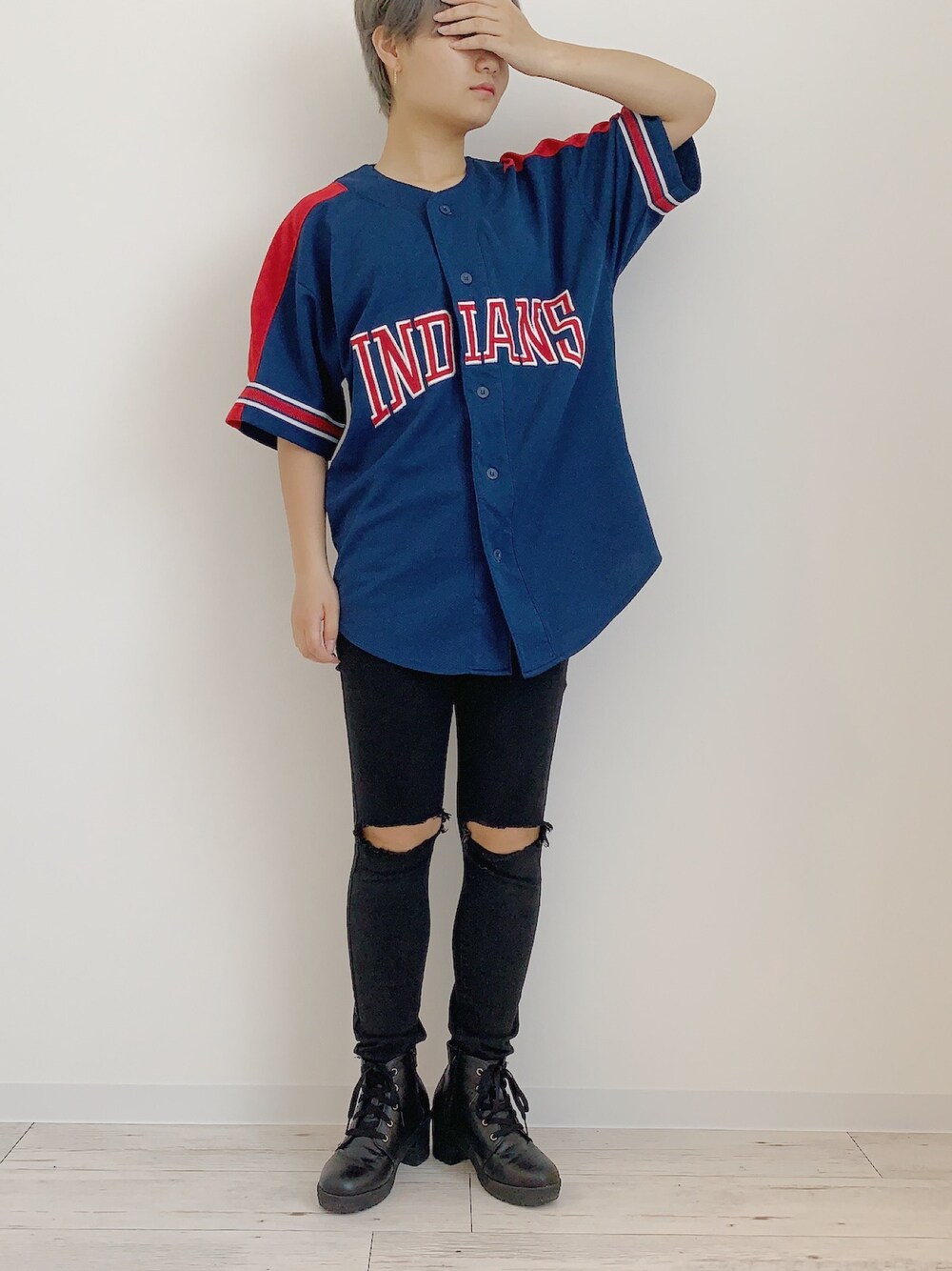 「おしゃれさんと繋がりたい、ショートヘア、ショート女子、ダメージパンツ、INDIANS、韓国ファッション、韓国好きな人と繋がりたい」｜「古着のアイテム（Tシャツ/カットソー、ブルー系）」を使った、ぽんさん（レディース・155cm）の春コーディネートの1枚目の写真