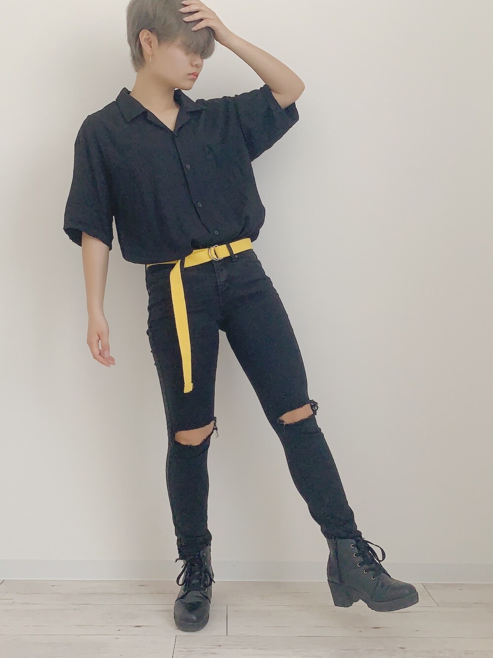 「おしゃれさんと繋がりたい、オールブラック、韓国ファッション、韓国好きな人と繋がりたい、k-pop、ショートヘア、ショート女子」｜「UNIQLOのウルトラストレッチジーンズ（デニムパンツ、ブラック系）」を使った、ぽんさん（レディース・155cm）の春コーディネートの1枚目の写真