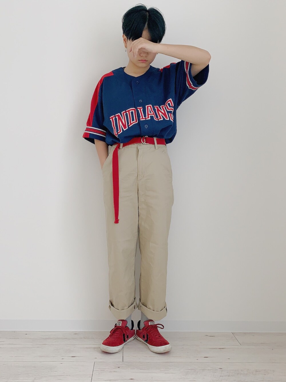 「おしゃれさんと繋がりたい、コンバース、XLARGE、チノパン、ショートヘア、ショート女子、緑」｜「UNIQLOのアイテム（チノパンツ、ベージュ系）」を使った、ぽんさん（レディース・155cm）の春コーディネートの1枚目の写真