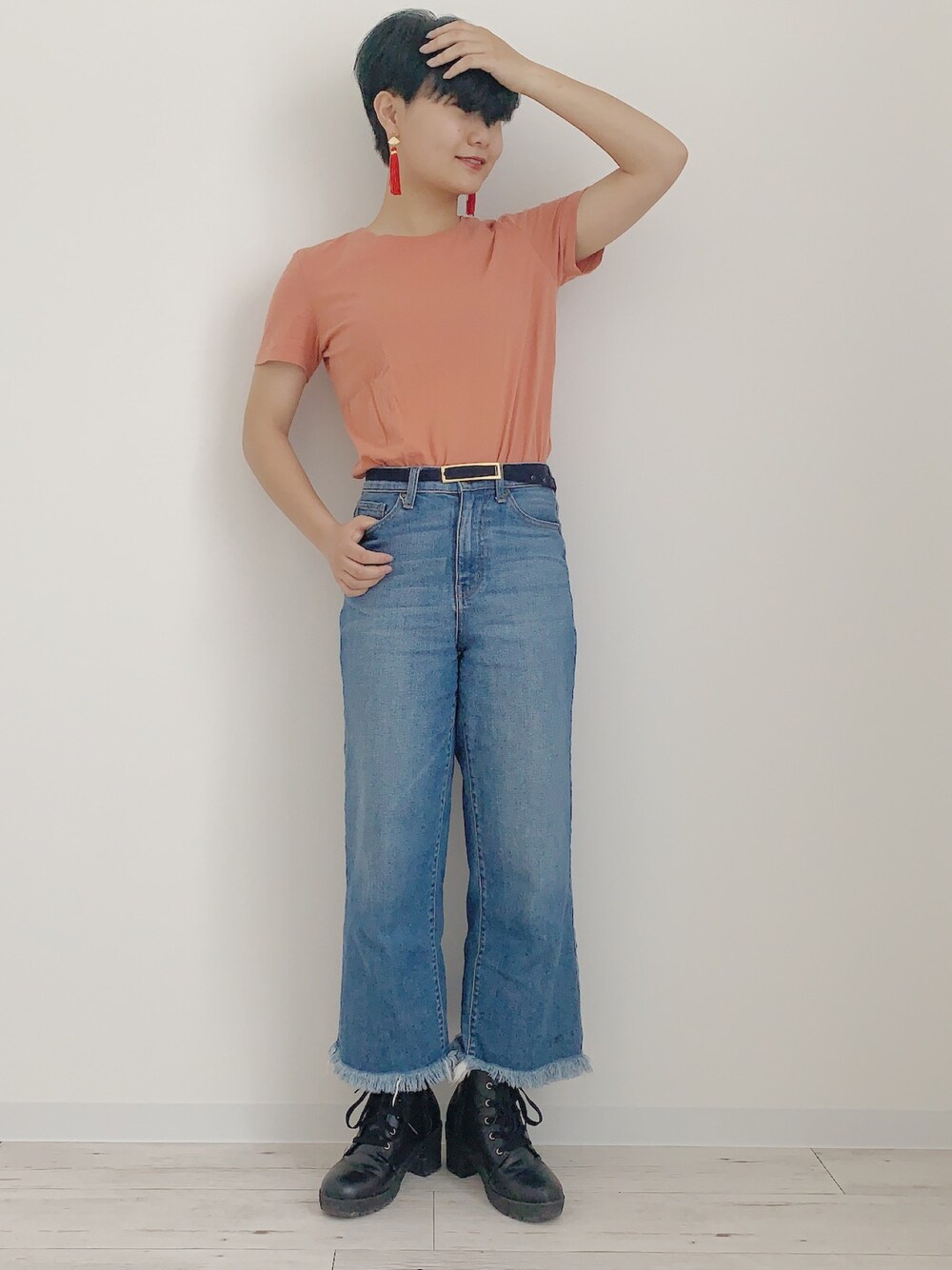 「おしゃれさんと繋がりたい、令和ピンクを纏え、ショートヘア、ショート女子、女子コーデ、タッセルピアス、ﾊﾝﾄﾞﾒｲﾄﾞｱｸｾｻﾘｰ、デニム、デニムパンツ」｜「UNIQLOのアイテム（デニムパンツ、ブルー系）」を使った、ぽんさん（レディース・155cm）の春コーディネートの1枚目の写真