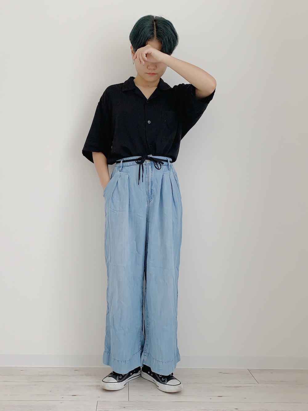 「おしゃれさんと繋がりたい、開襟シャツ、黒シャツ、デニムパンツ、ショートヘア、ショート女子、靴紐ベルト、コンバース、韓国ファッション、韓国好きな人と繋がりたい」｜「GLOBAL WORKの【接触冷感機能付き】テンセルデニムワイドパンツ/784993（デニムパンツ、ブルー系）」を使った、ぽんさん（レディース・155cm）の夏コーディネートの1枚目の写真