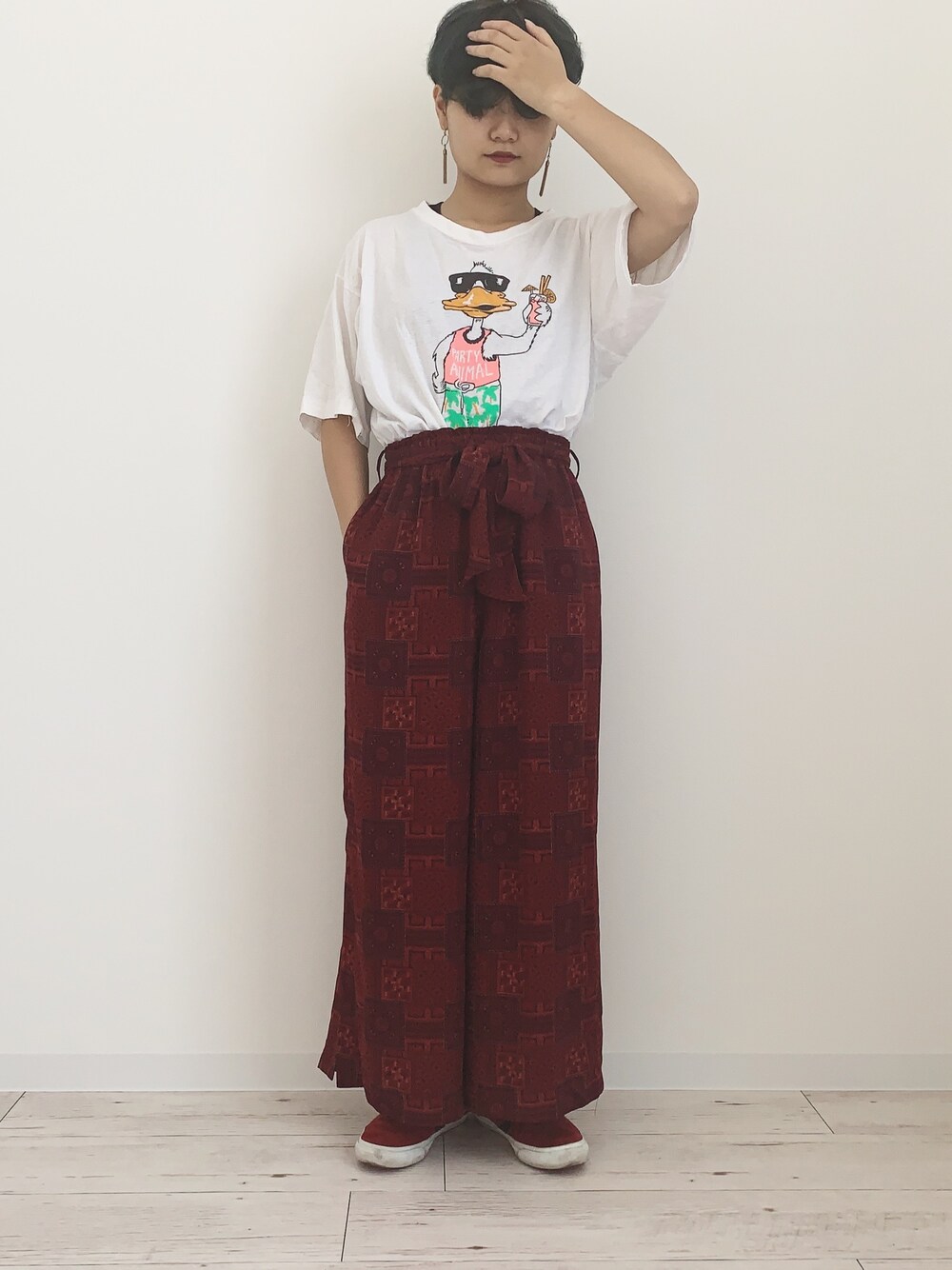 「summer、おしゃれさんと繋がりたい、古着、古着MIX、古着コーデ、VINTAGE、ショートヘア、ショート女子」｜「GLOBAL WORKのサイドスリットワイドパンツ/759054（その他パンツ、レッド系）」を使った、ぽんさん（レディース・155cm）の夏コーディネートの1枚目の写真