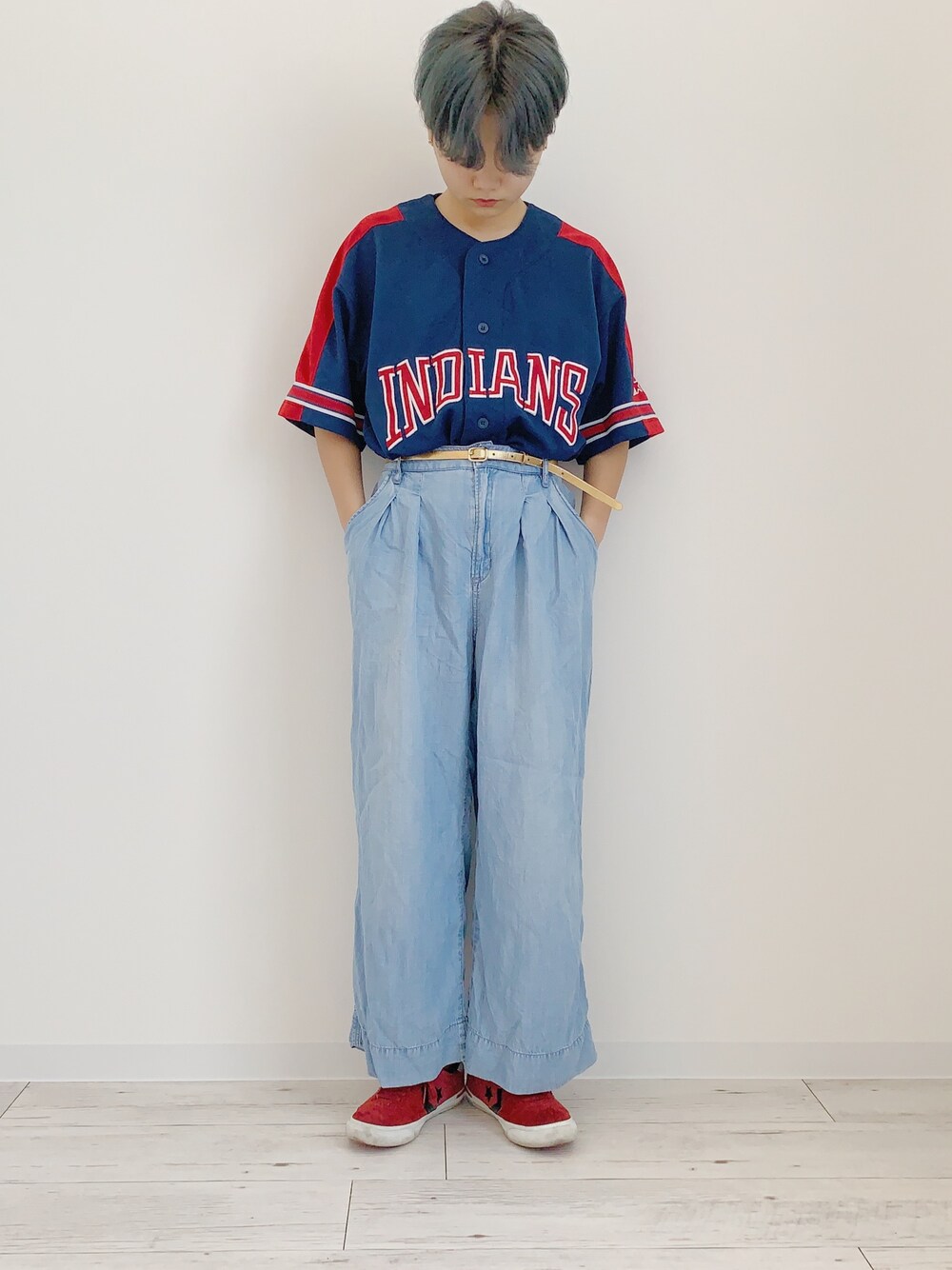 「おしゃれさんと繋がりたい、古着、古着MIX、古着コーデ、ベースボールシャツ、デニムパンツ、ショートヘア、ショート女子」｜「GLOBAL WORKの【接触冷感機能付き】テンセルデニムワイドパンツ/784993（デニムパンツ、ブルー系）」を使った、ぽんさん（レディース・155cm）の夏コーディネートの1枚目の写真