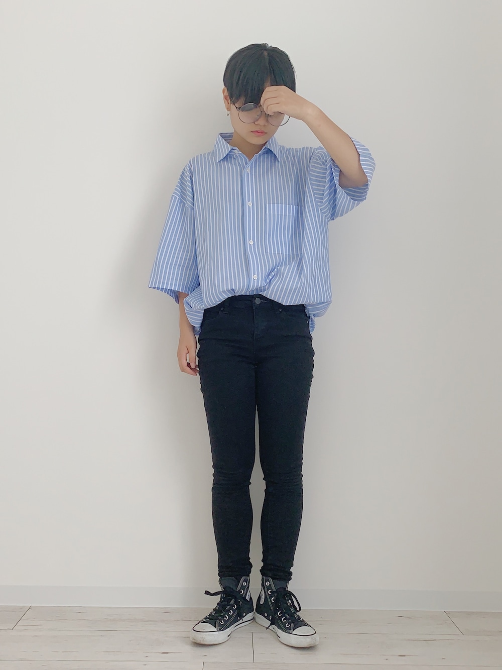 「summer、韓国ファッション、韓国好きな人と繋がりたい、マッシュ、オーバーサイズ、めがね、メガネ女子、ショートヘア、ショート女子」｜「UNIQLOのウルトラストレッチジーンズ（デニムパンツ、ブラック系）」を使った、ぽんさん（レディース・155cm）の夏コーディネートの1枚目の写真