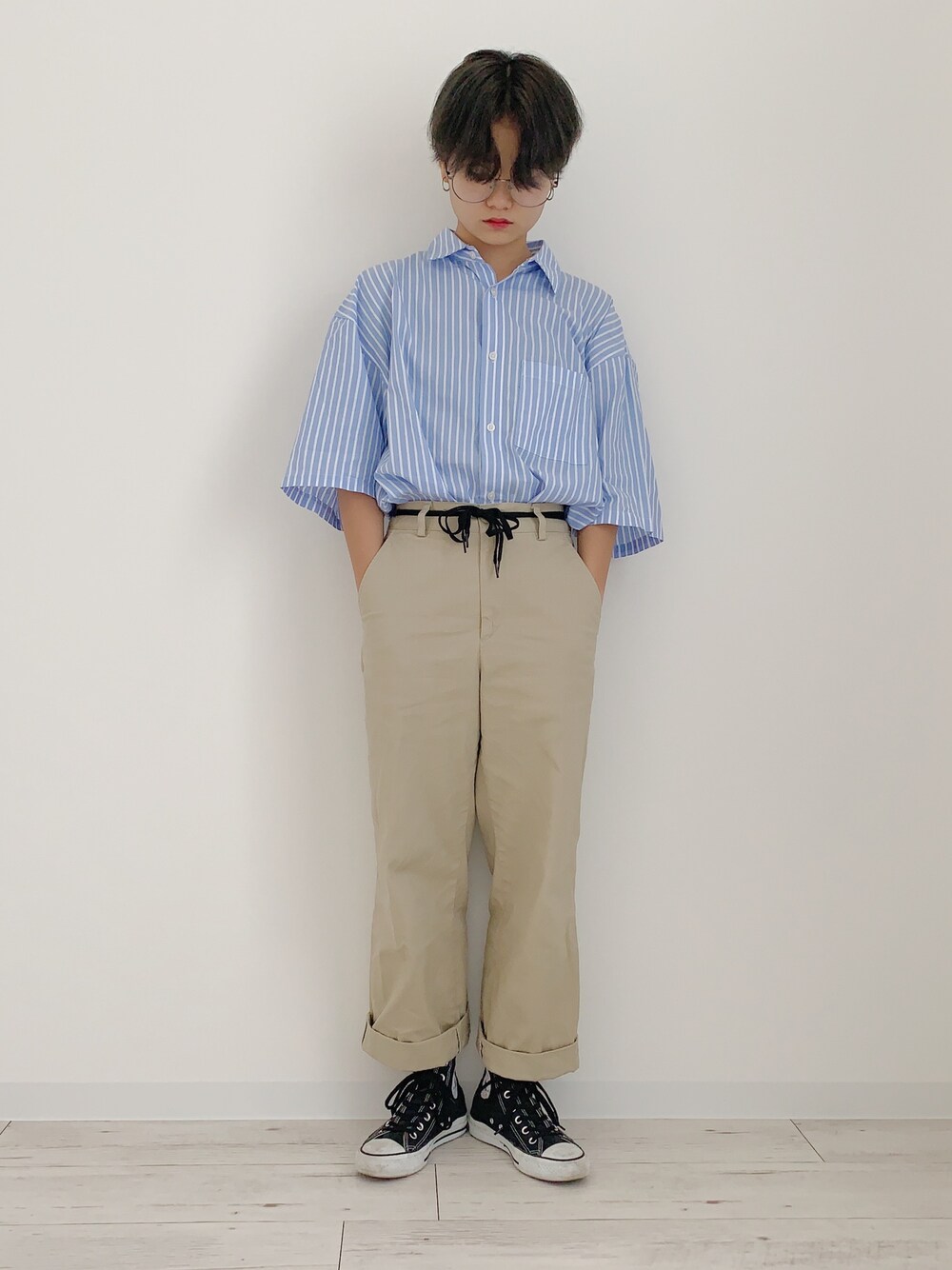 「summer、VINTAGE、チノパン、シャツスタイル、メガネ女子、韓国ファッション、韓国好きな人と繋がりたい、ショートヘア、ショート女子」｜「UNIQLOのアイテム（チノパンツ、ベージュ系）」を使った、ぽんさん（レディース・155cm）の夏コーディネートの1枚目の写真