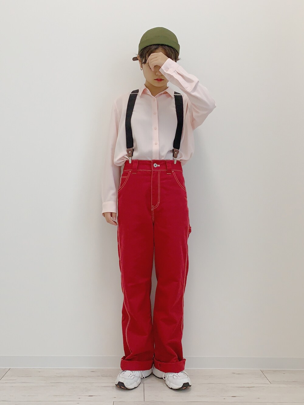 「summer、古着、古着MIX、古着コーデ、派手、派手コーデ、ピンク、赤パンツ、ショートヘア、ショート女子」｜「DickiesのTCツイル配色ステッチペインターパンツ（その他パンツ、レッド系）」を使った、ぽんさん（レディース・155cm）の夏コーディネートの1枚目の写真