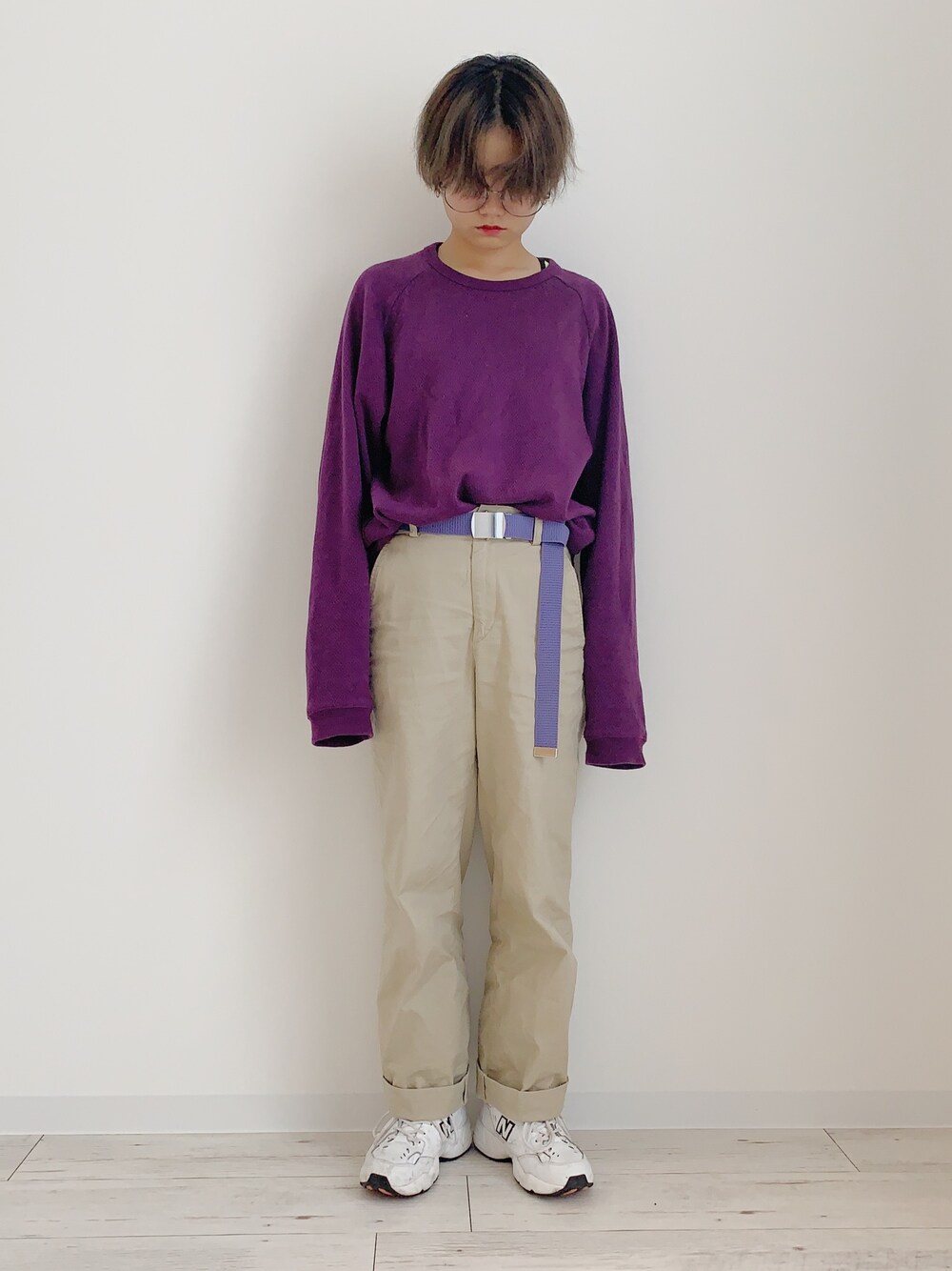 ベージュ系のチノパンツ、パープル系のTシャツ/カットソー、ホワイト系のスニーカーを着用したレディースの秋コーディネートの1枚目の写真