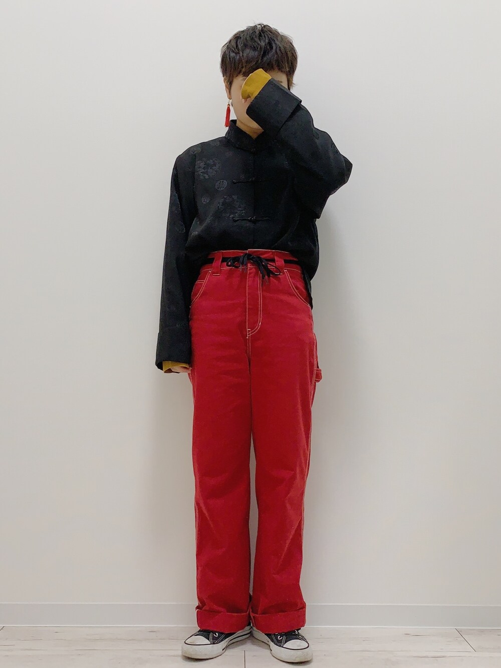 「古着、古着MIX、古着コーデ、古着好きな人と繋がりたい、VINTAGE、winter、autumn、チャイナシャツ、ショートヘア、ショート女子」｜「DickiesのTCツイル配色ステッチペインターパンツ（その他パンツ、レッド系）」を使った、ぽんさん（レディース・155cm）の秋コーディネートの1枚目の写真