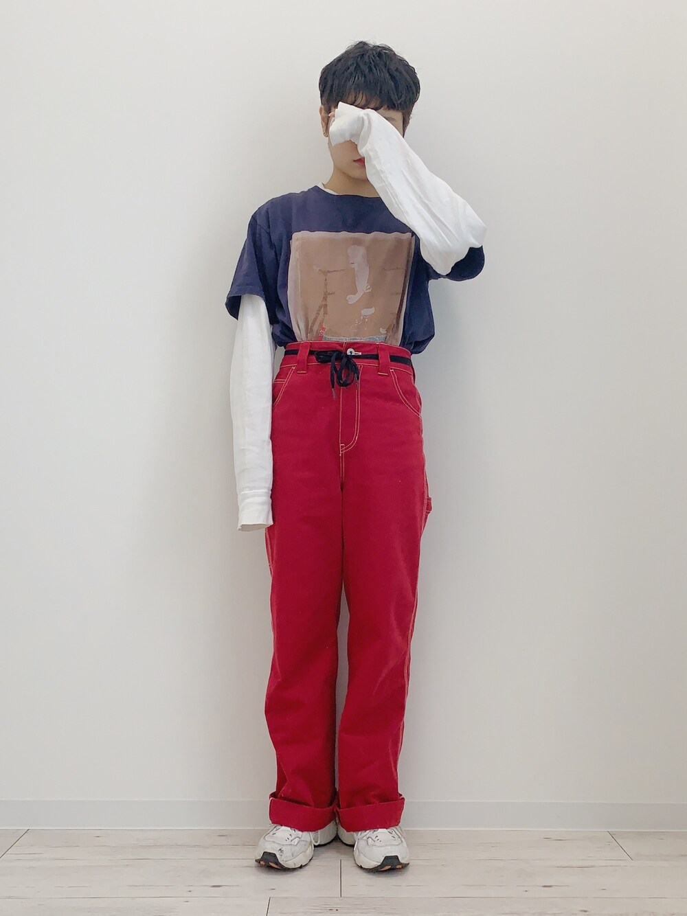ホワイト系のTシャツ/カットソー、レッド系のその他パンツ、ブルー系のTシャツ/カットソーを着用したレディースの秋コーディネートの1枚目の写真