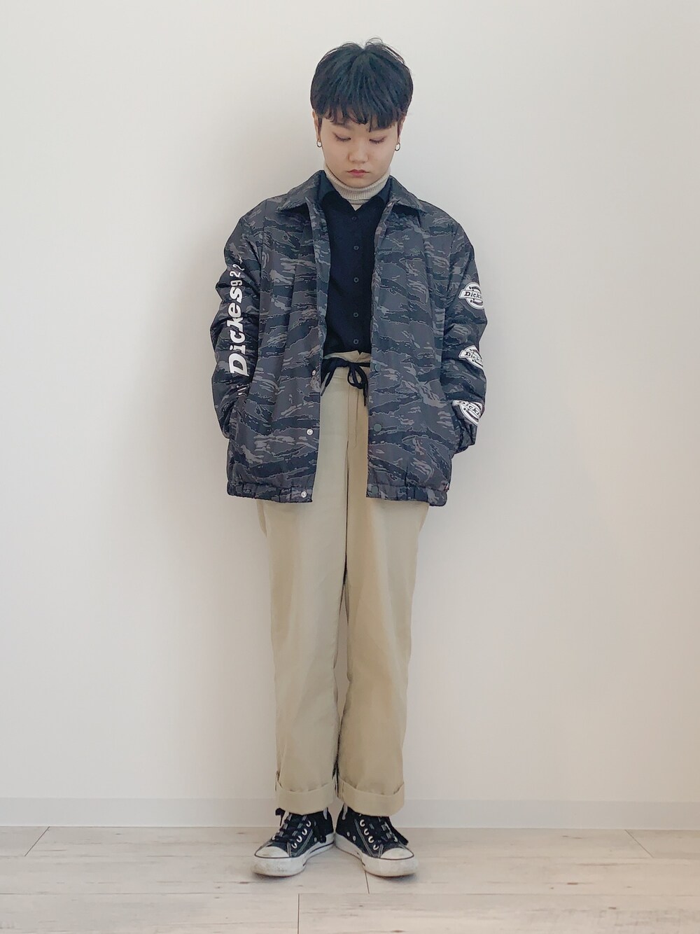 「Dickies、winter、冬アウター、冬コーデ、チノパン、ショートヘア、ショート女子」｜「UNIQLOのアイテム（チノパンツ、ベージュ系）」を使った、ぽんさん（レディース・155cm）の冬コーディネートの1枚目の写真