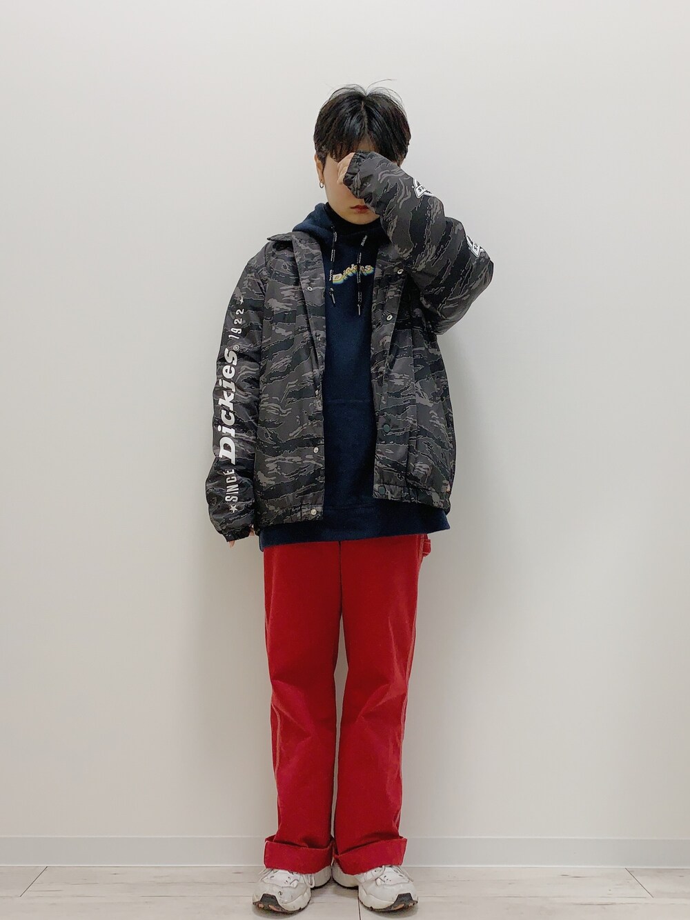「winter、冬、冬コーデ、冬アウター着回しチャレンジ、Dickies、ショートヘア、ショート女子、赤パンツ」｜「DickiesのTCツイル配色ステッチペインターパンツ（その他パンツ、レッド系）」を使った、ぽんさん（レディース・155cm）の冬コーディネートの1枚目の写真
