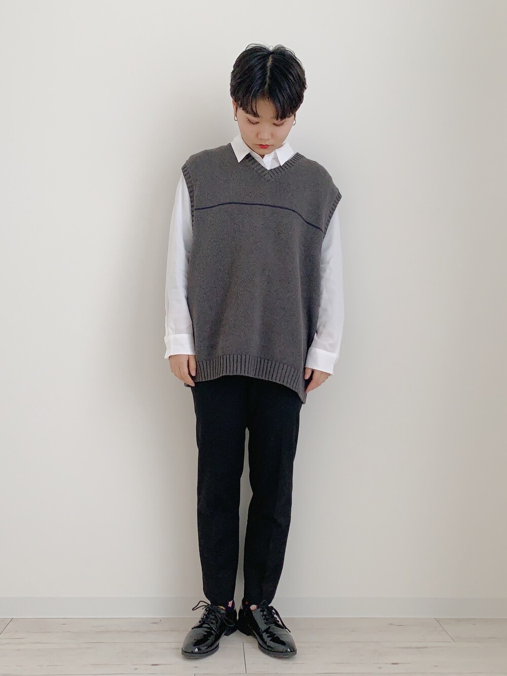 「古着、古着MIX、古着コーデ、古着好きな人と繋がりたい、TOMMY HILFIGER、ニットベスト、ショートヘア、ショート女子」｜「古着のアイテム（ベスト、グレー系）」を使った、ぽんさん（レディース・155cm）の冬コーディネートの1枚目の写真