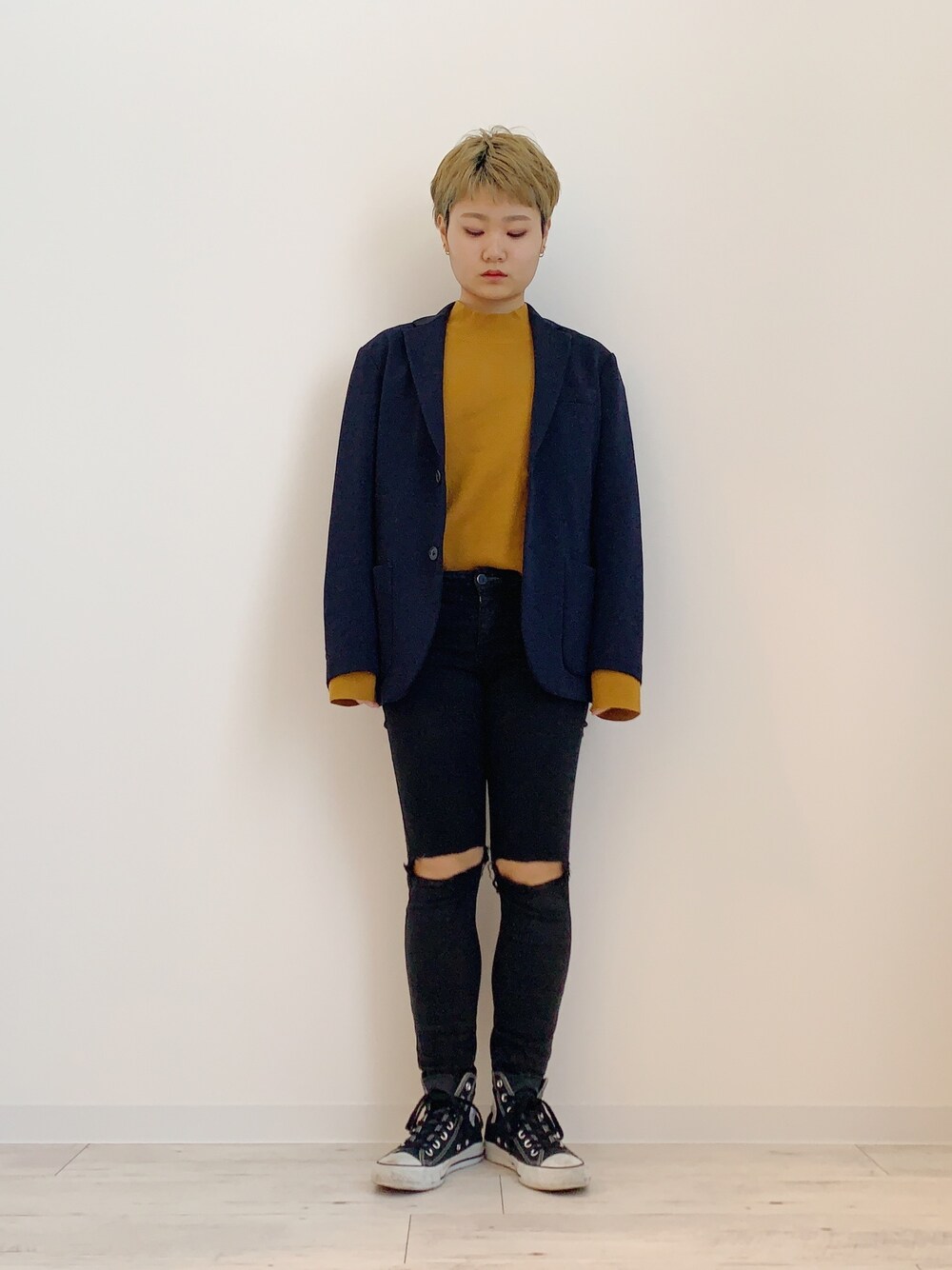 「部屋撮り、おうちファッション、おうち時間、ショートヘア、ショート女子、古着好きな人と繋がりたい、韓国ファッション、韓国好きな人と繋がりたい」｜「UNIQLOのウルトラストレッチジーンズ（デニムパンツ、ブラック系）」を使った、ぽんさん（レディース・156cm）の春コーディネートの1枚目の写真