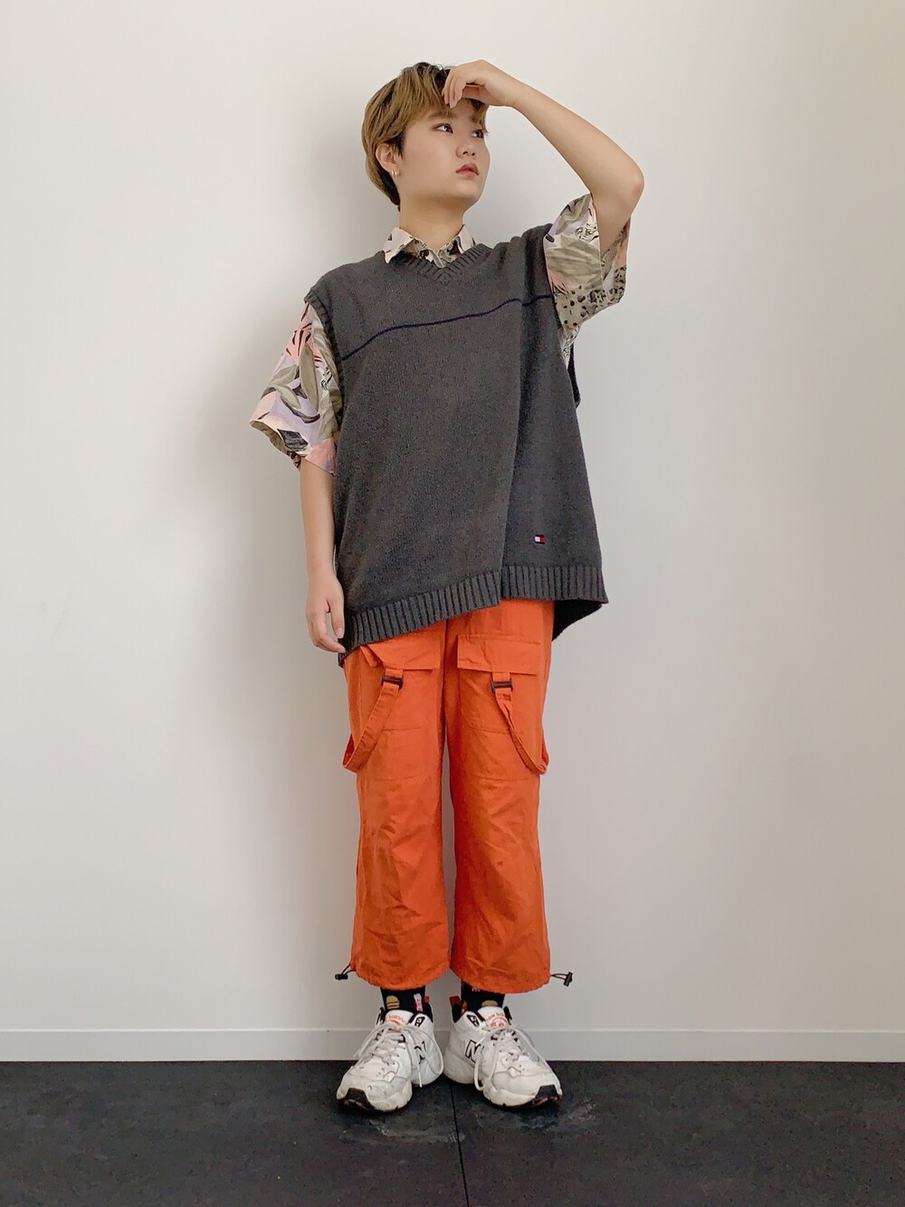 「VINTAGE、古着、古着MIX、古着コーデ、シャツ好き集まれ、シャツ、カラーパンツ、ストリート、ショートヘア、ショート女子」｜「SPINNSのアイテム（パンツ、オレンジ系）」を使った、ぽんさん（レディース・156cm）の夏コーディネートの1枚目の写真
