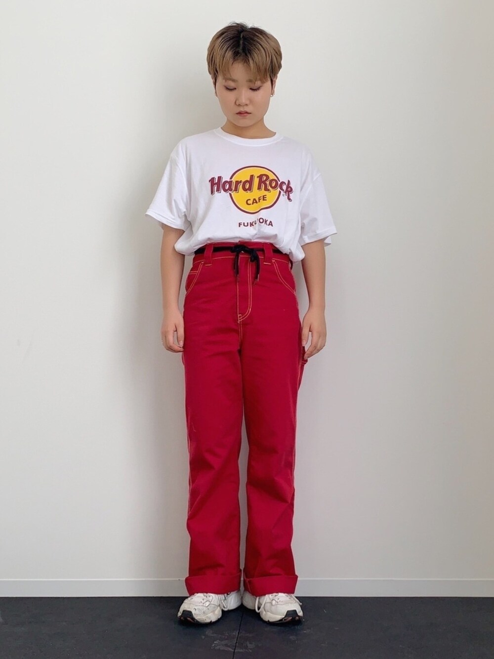 「summer、Tシャツ、ロゴT、hardrockcafe、赤パンツ、カラーパンツ、オーバーサイズ、古着好きな人と繋がりたい、ショートヘア、ショート女子」｜「DickiesのTCツイル配色ステッチペインターパンツ（その他パンツ、レッド系）」を使った、ぽんさん（レディース・156cm）の夏コーディネートの1枚目の写真